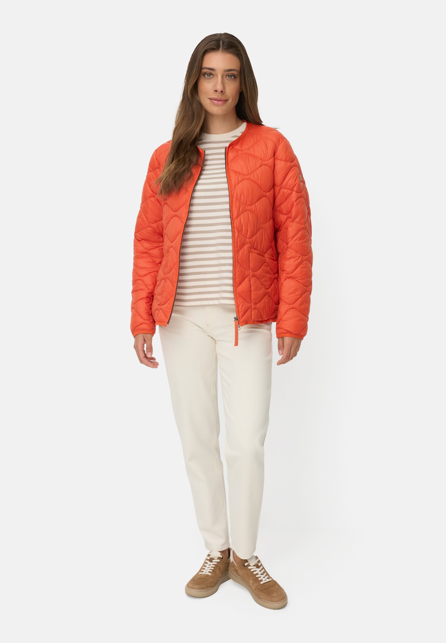 Damen Steppjacke mit 2-Wege Reißverschluss Orange getragen vorne Ganzkörper