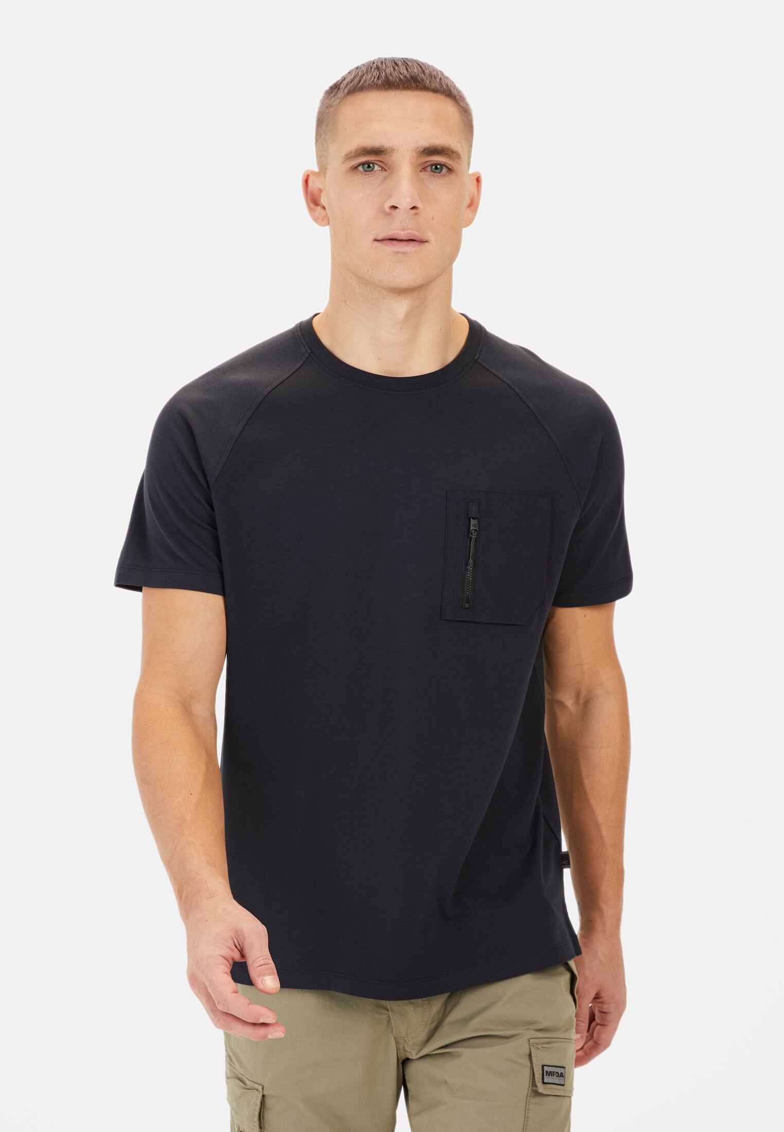 Men T-shirt with cooling effect Dark Blue worn front