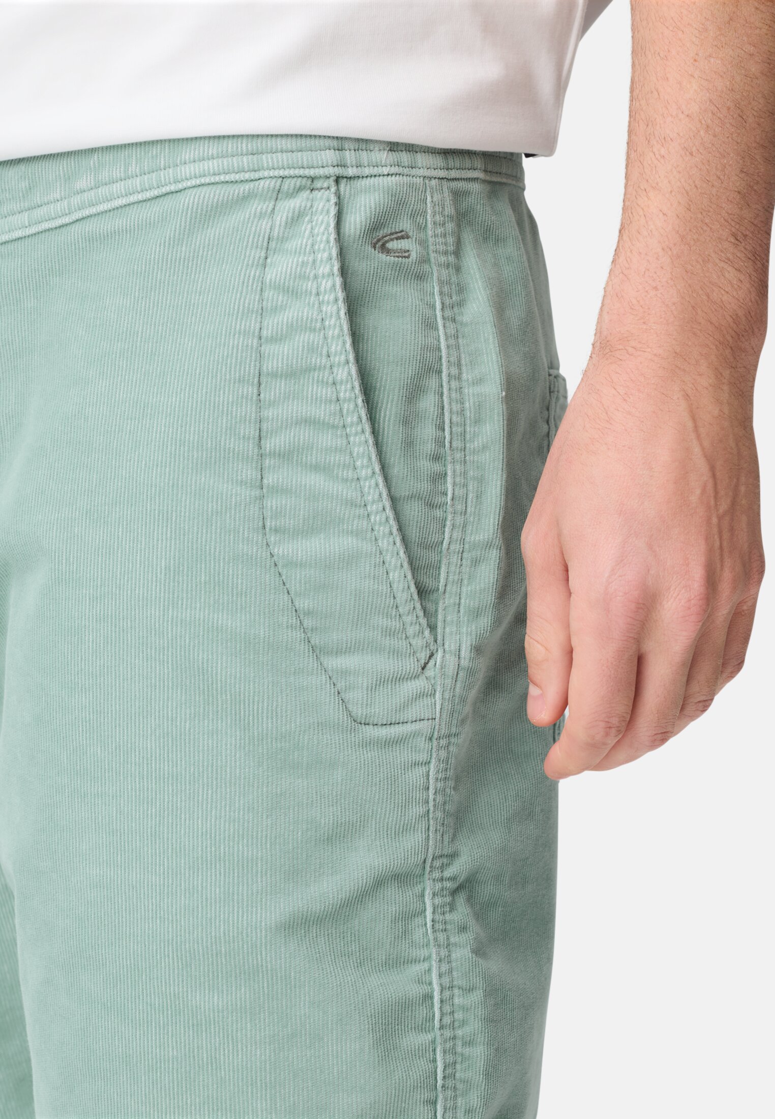 Herren Bermuda Shorts mit Tunnelzug Ozeangrün getragen detailliert nah