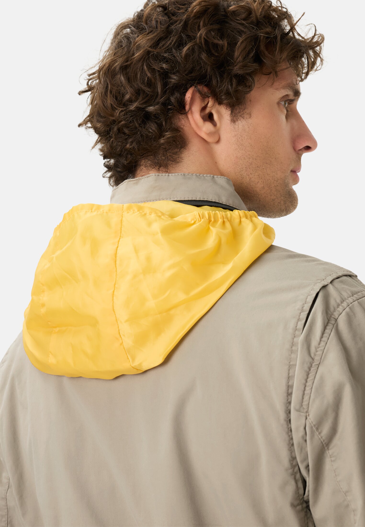 Herren Blouson mit rollbarer Kapuze Beige getragen detailliert nah