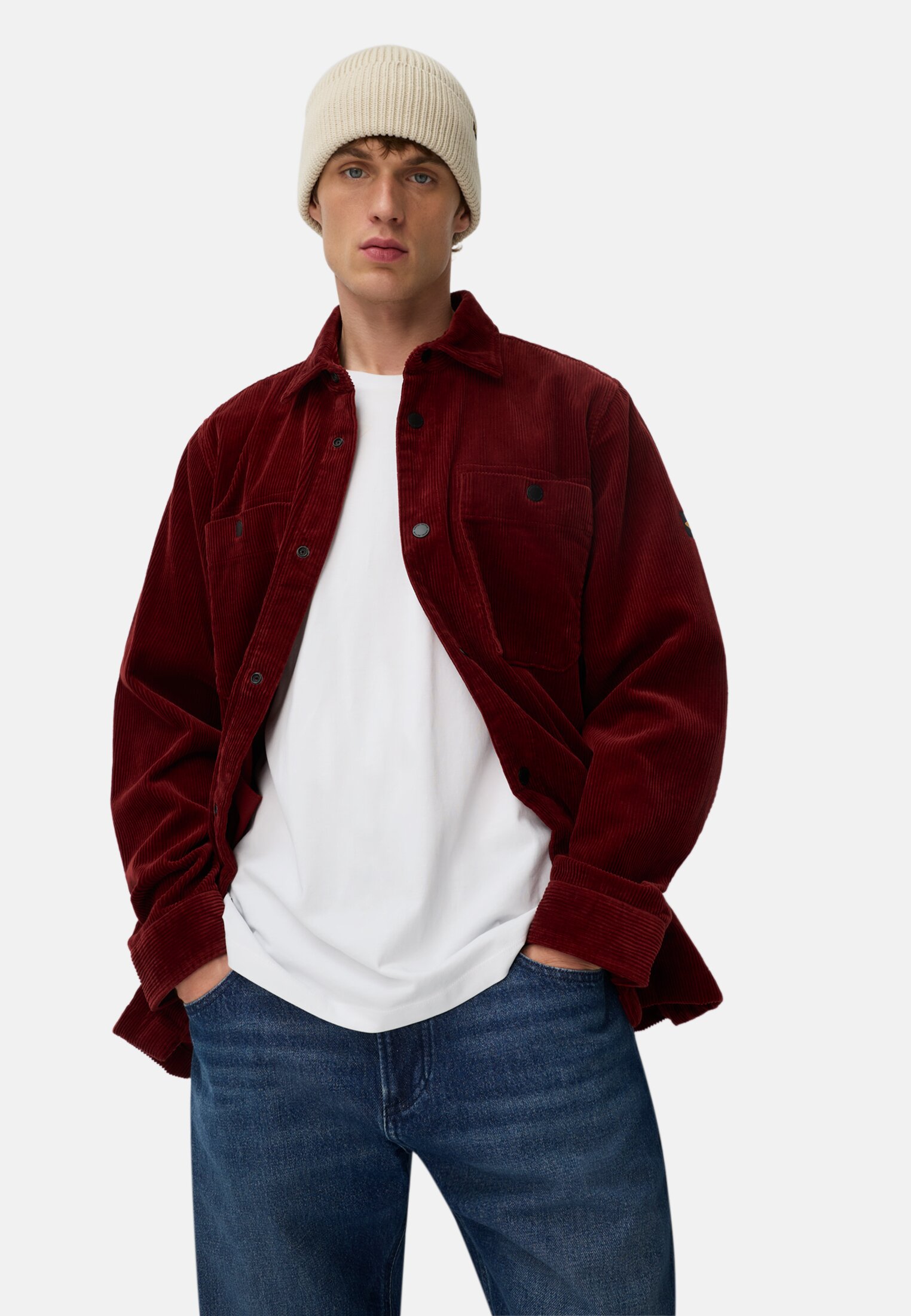 Herren Cord Overshirt mit Druckknöpfen Bernsteinrot getragen emotional