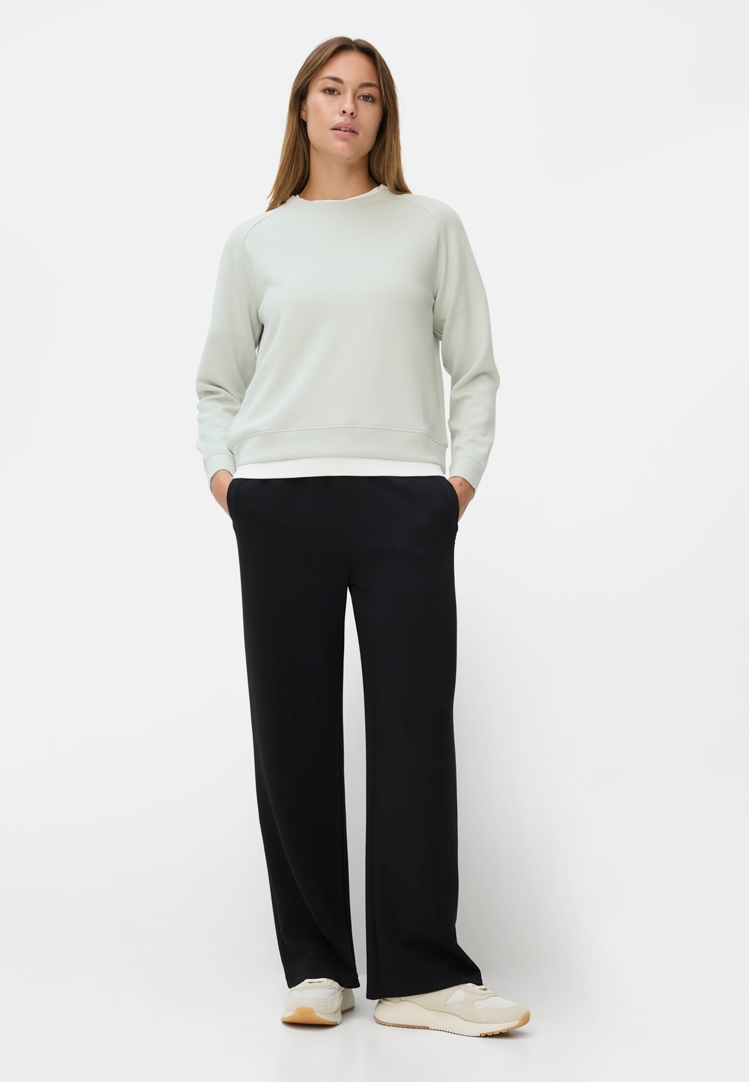 Damen Sweatshirt mit Raglanärmeln Minze getragen vorne Ganzkörper