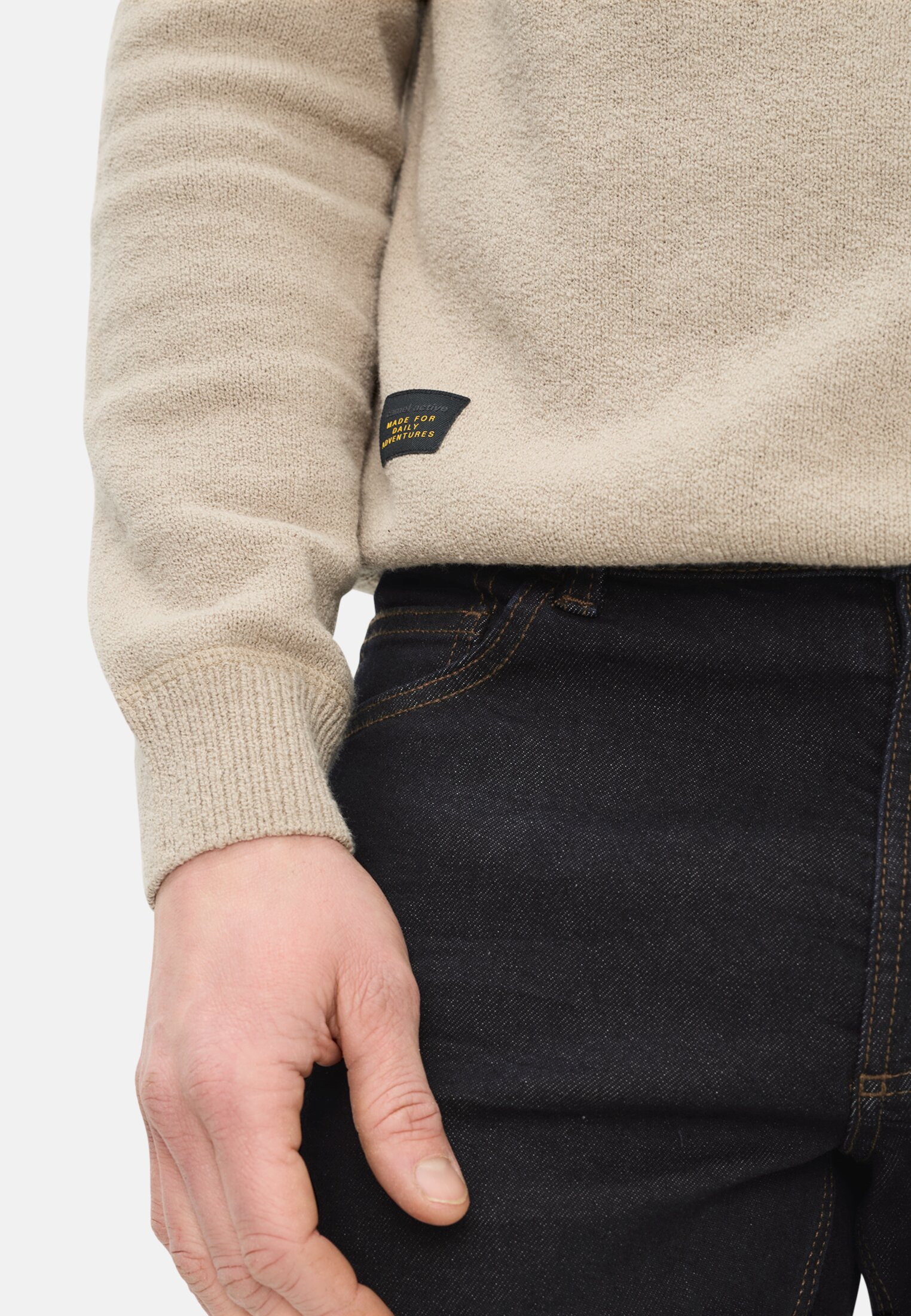 Heren Regular Fit 5-Pocket Denim Nachtblauw gedragen detail dichtbij  