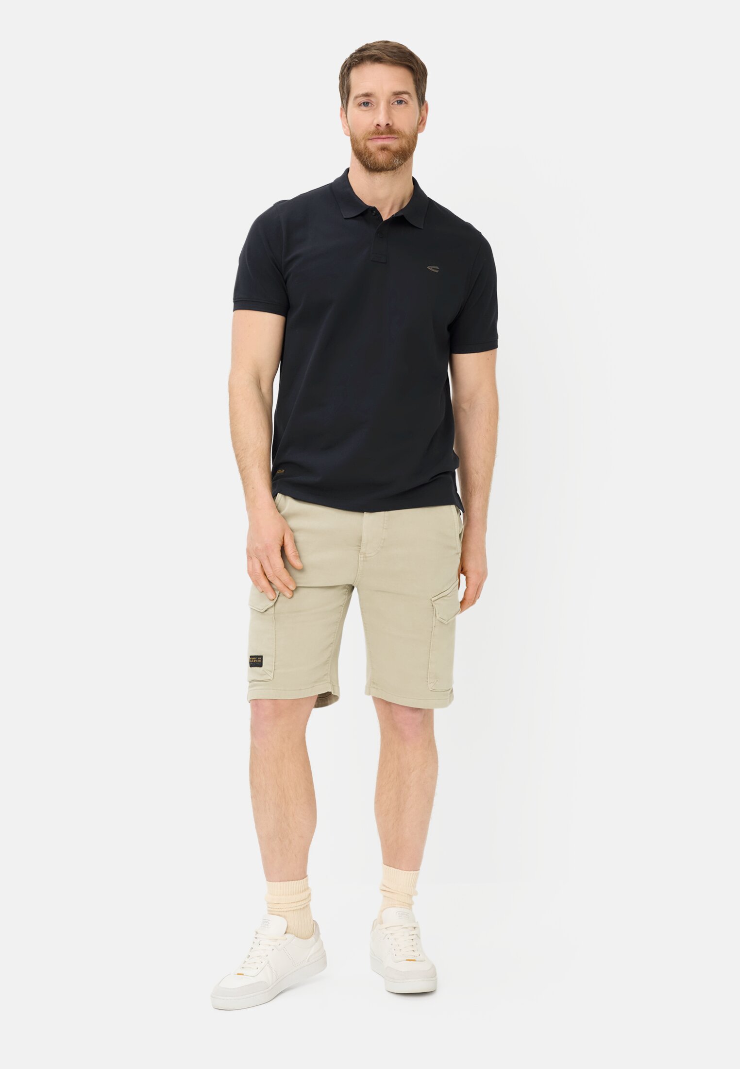 Herren Poloshirt mit Kontrastdetails Dunkelblau getragen vorne Ganzkörper