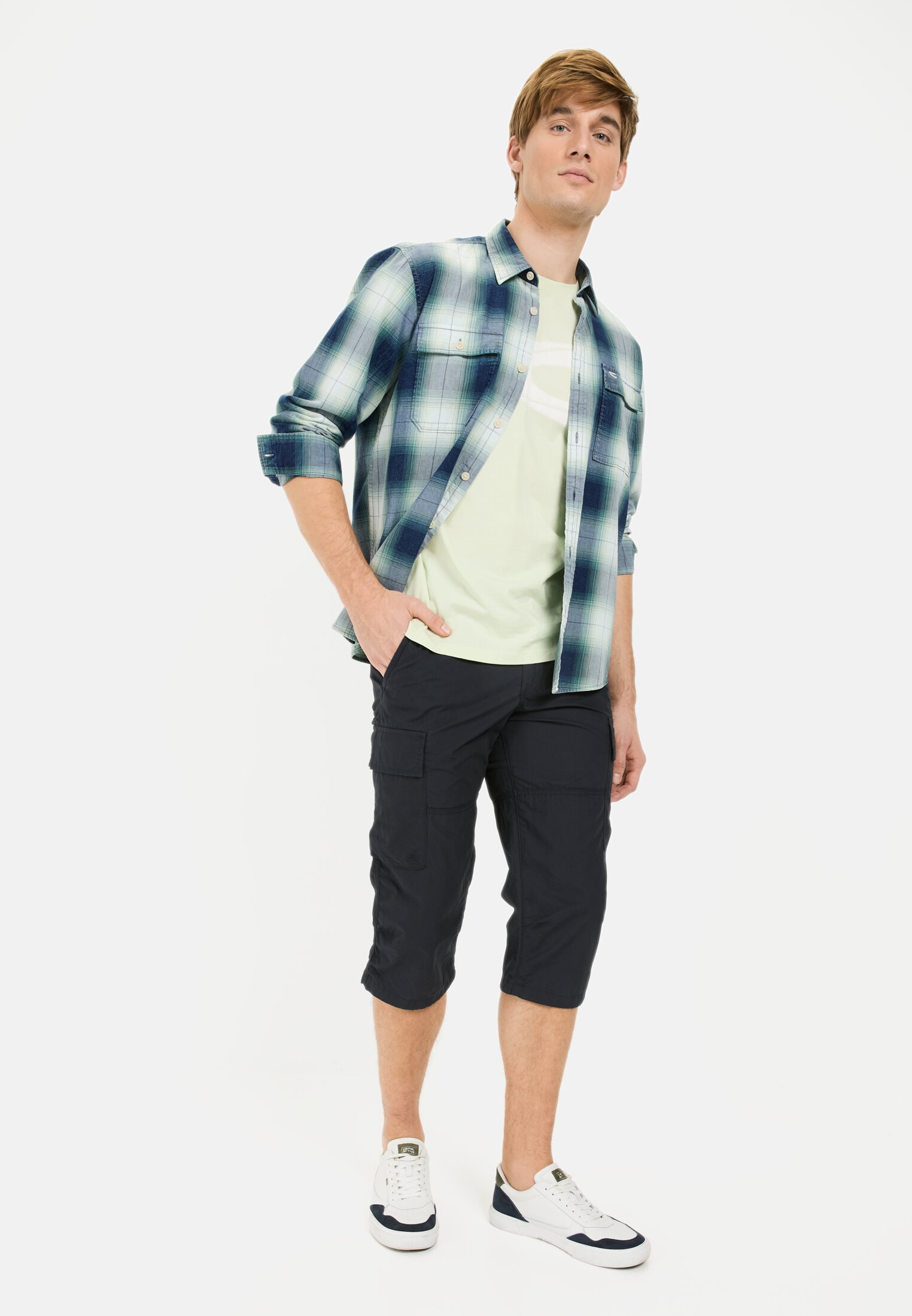 MI_96R58-5F50-48_M3-00 Heren 3/4 cargoshort met regular fit Donker Blauw gedragen voor lichaam compleet