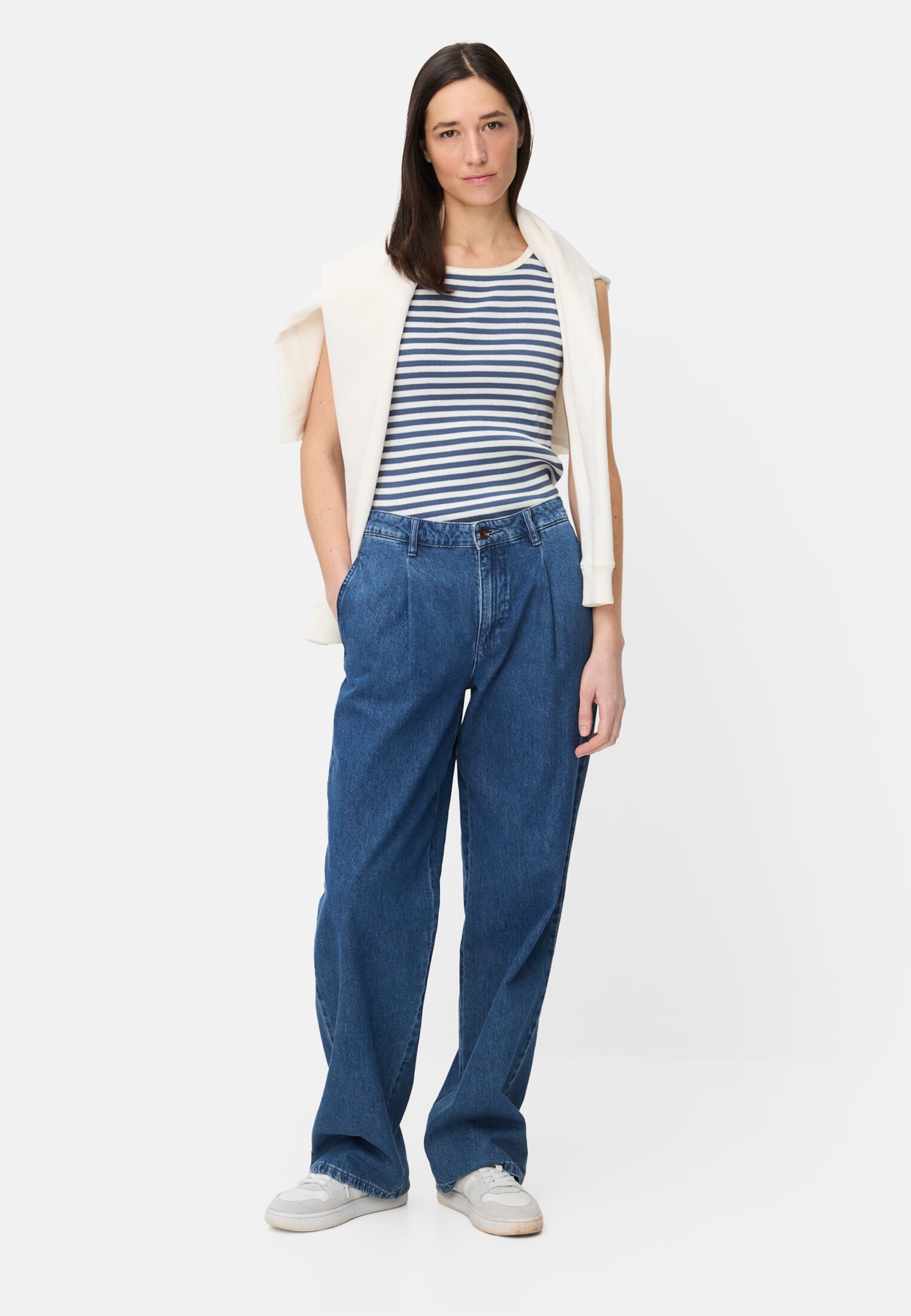 Damen Top mit Rundhalsausschnitt Ozeanblau getragen vorne Ganzkörper