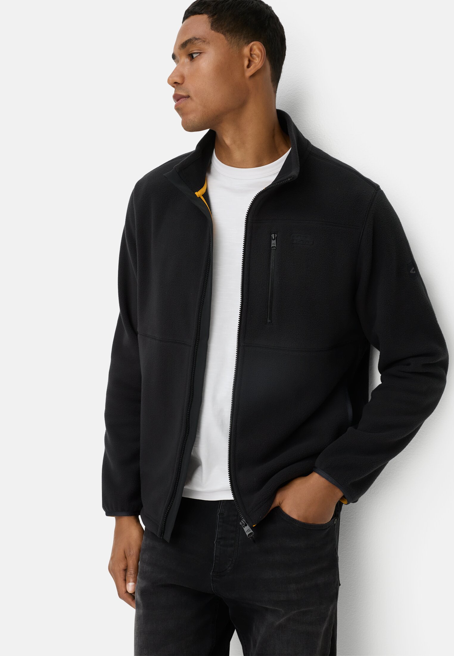 Herren Fleecejacke mit Brusttasche Schwarz getragen emotional