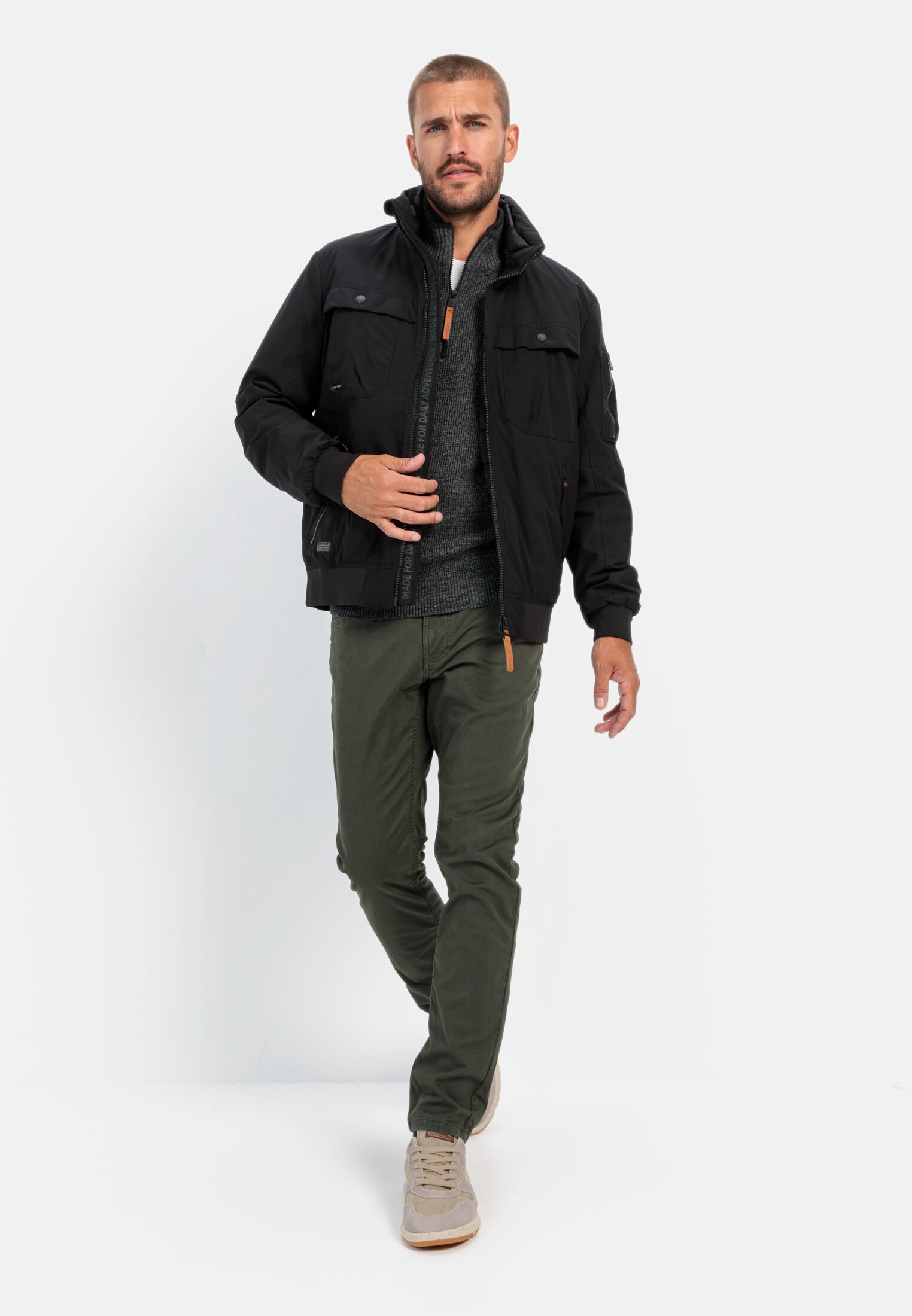 Herren Softshell Blouson mit einrollbarer Kapuze Schwarz getragen vorne Ganzkörper