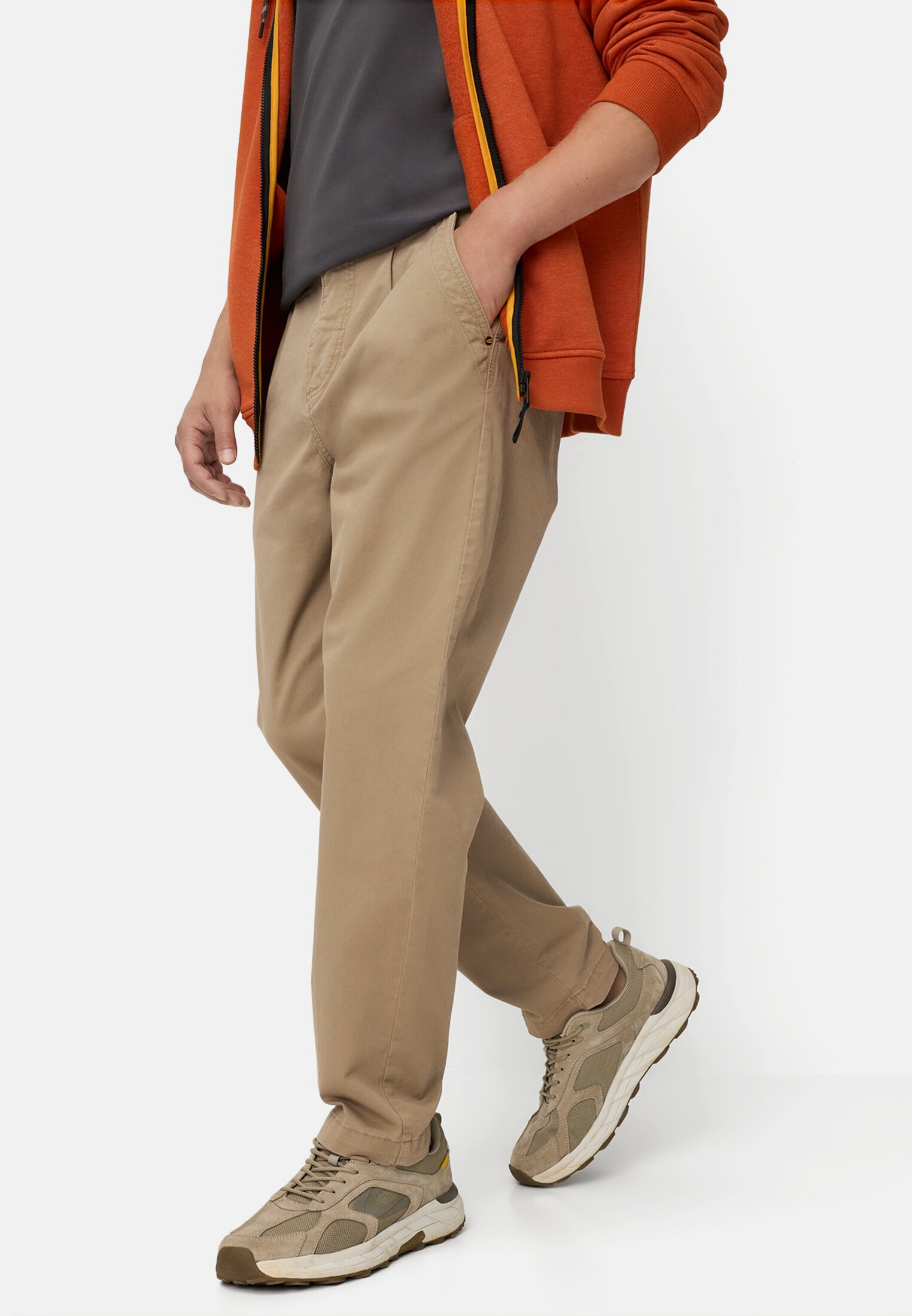 Herren Relaxed Fit Chino mit 2-Wege Stretch Braun getragen emotional