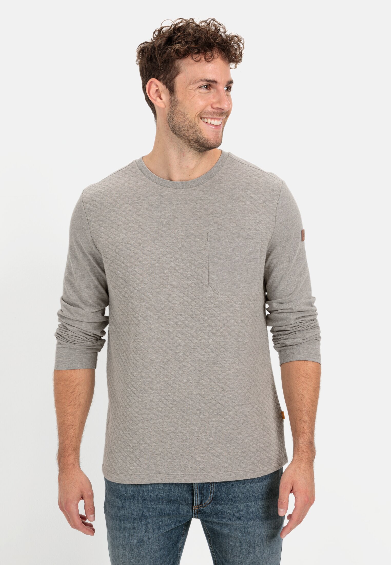 Herren Langarmshirt mit Brusttasche Grau getragen vorn