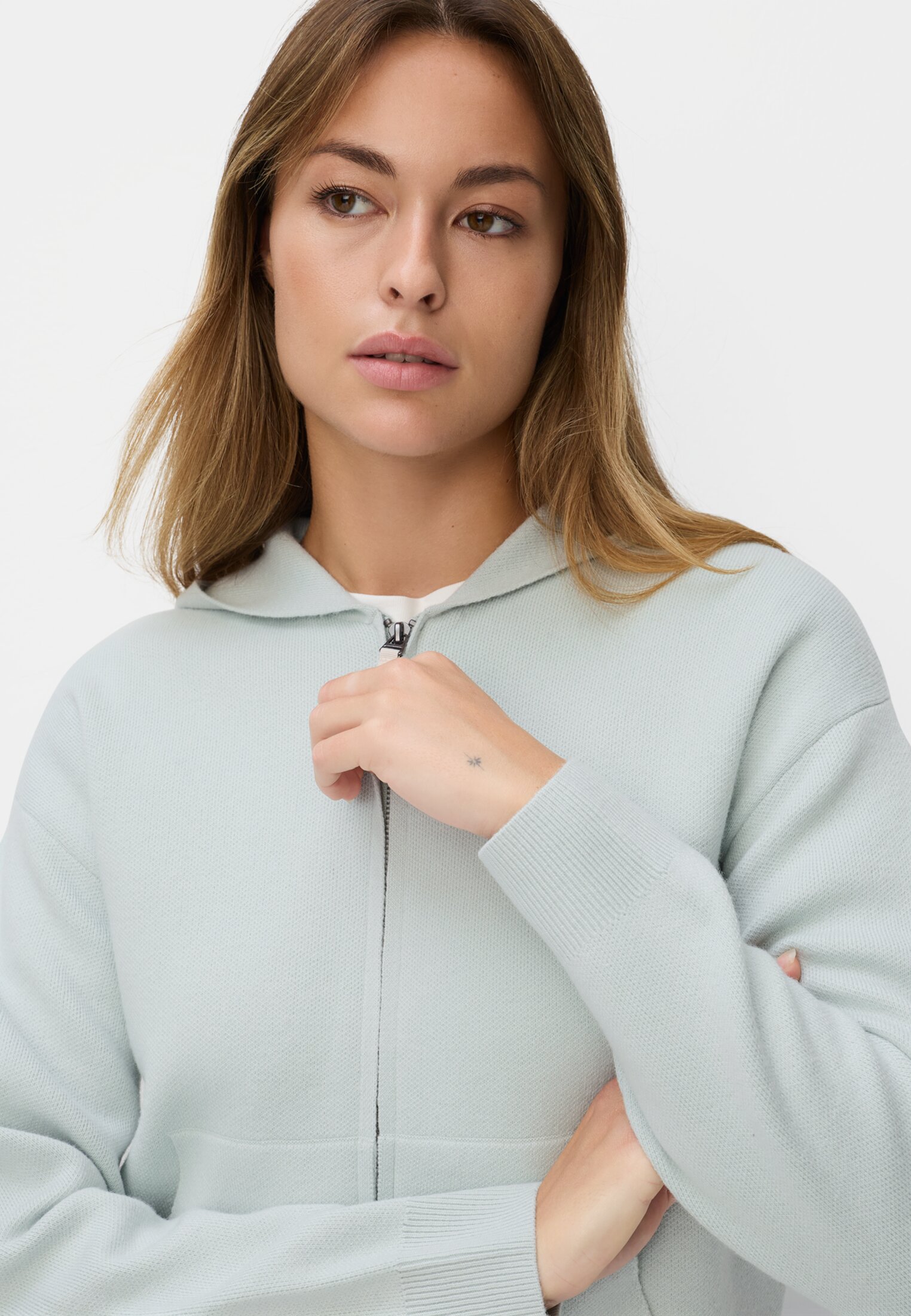 Vrouwen Vest met capuchon gedragen detail dichtbij