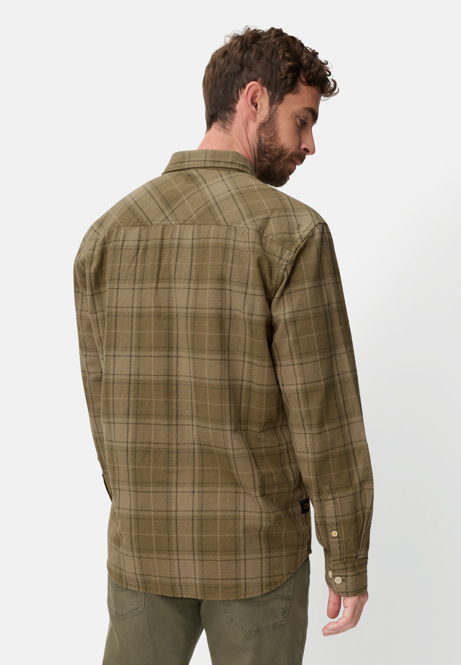 Herren Langarmhemd mit Brusttasche Olivgrün getragen hinten