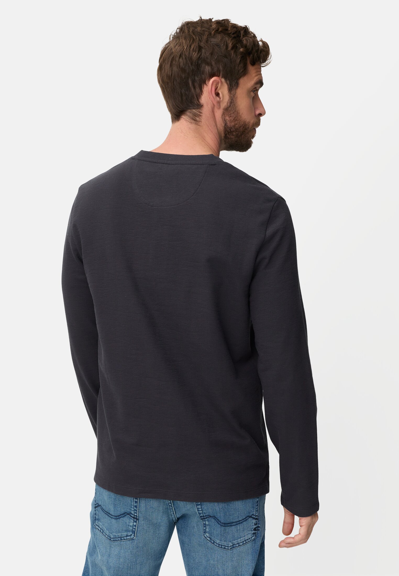 Heren Henleyshirt met knoopsluiting Donkerblauw gedragen achter