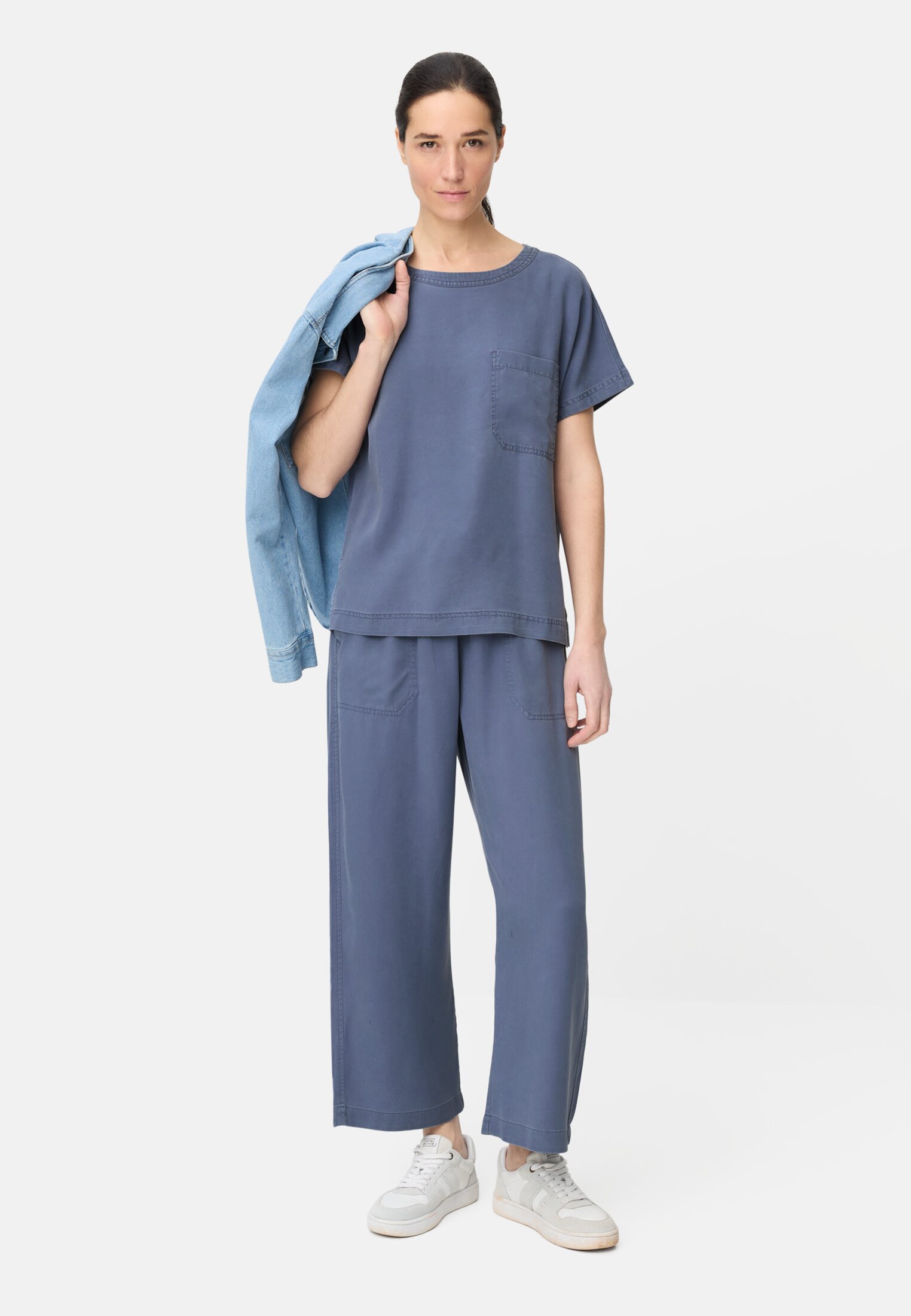 Damen Kurzarm T-Shirt mit Brusttasche Ozeanblau getragen vorne Ganzkörper