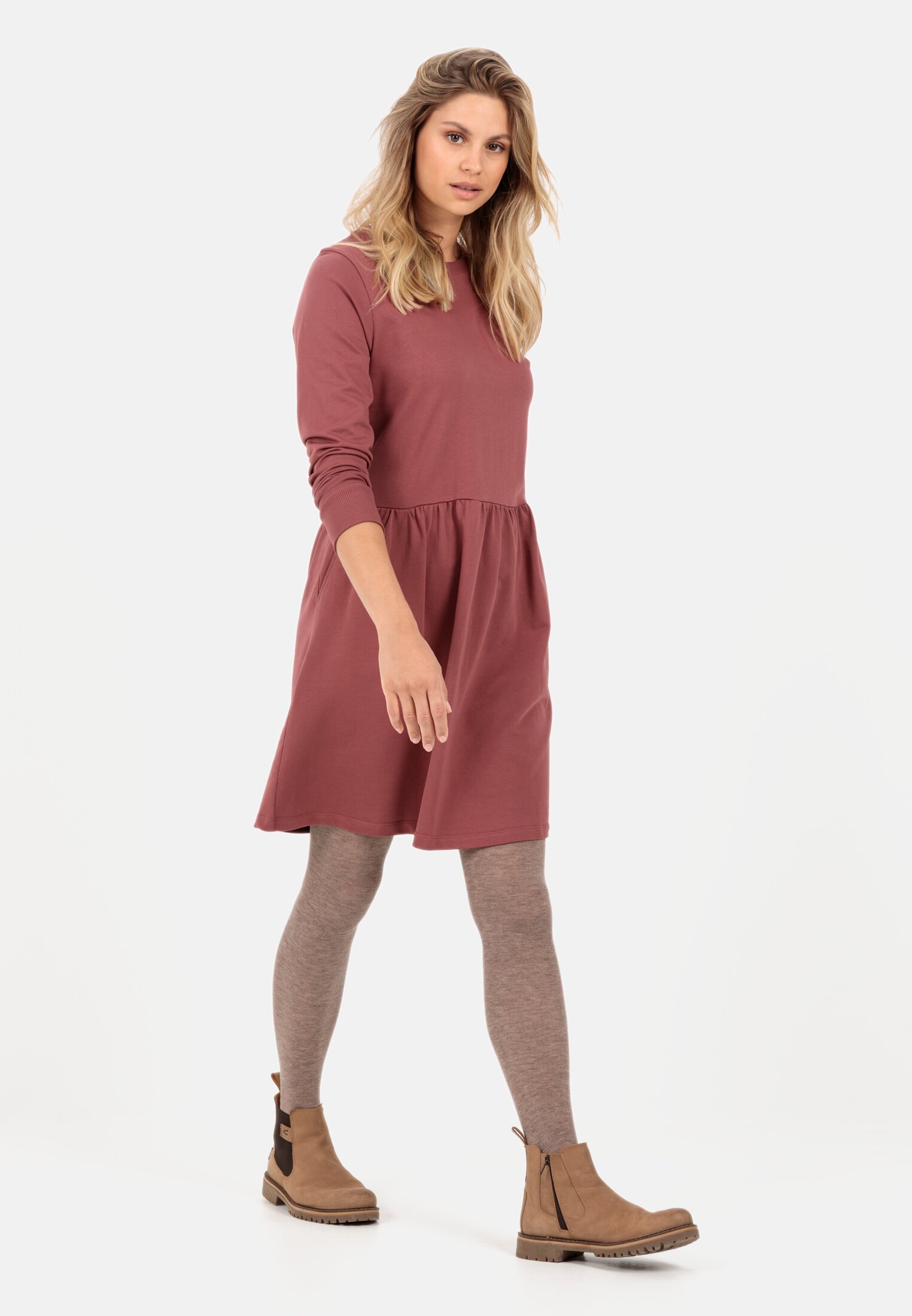 Damen Sweatkleid aus Organic Cotton Rot Braun getragen vorne Ganzkörper