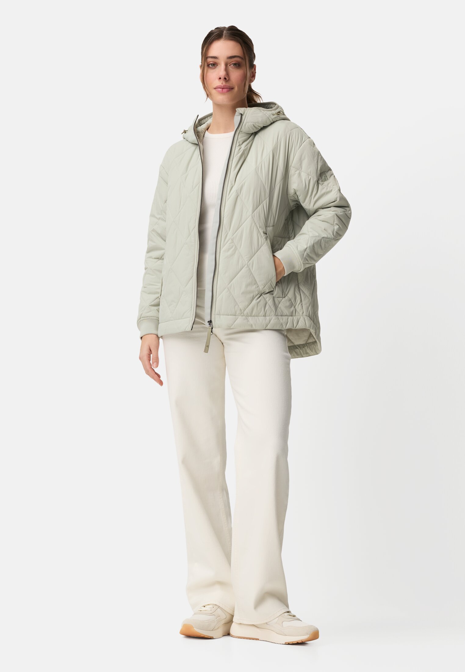 Damen Wattierte Jacke mit Kapuze Salbei getragen vorne Ganzkörper