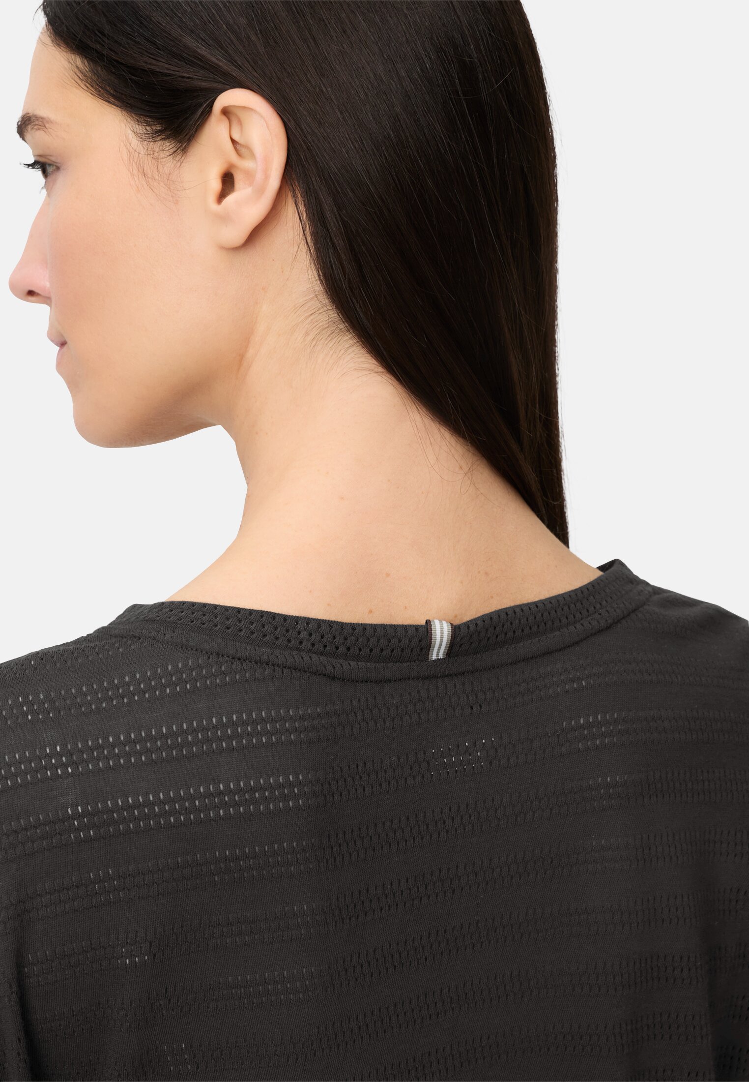 Women T-shirt with crew neck made from pure cotton Caviar worn detail close