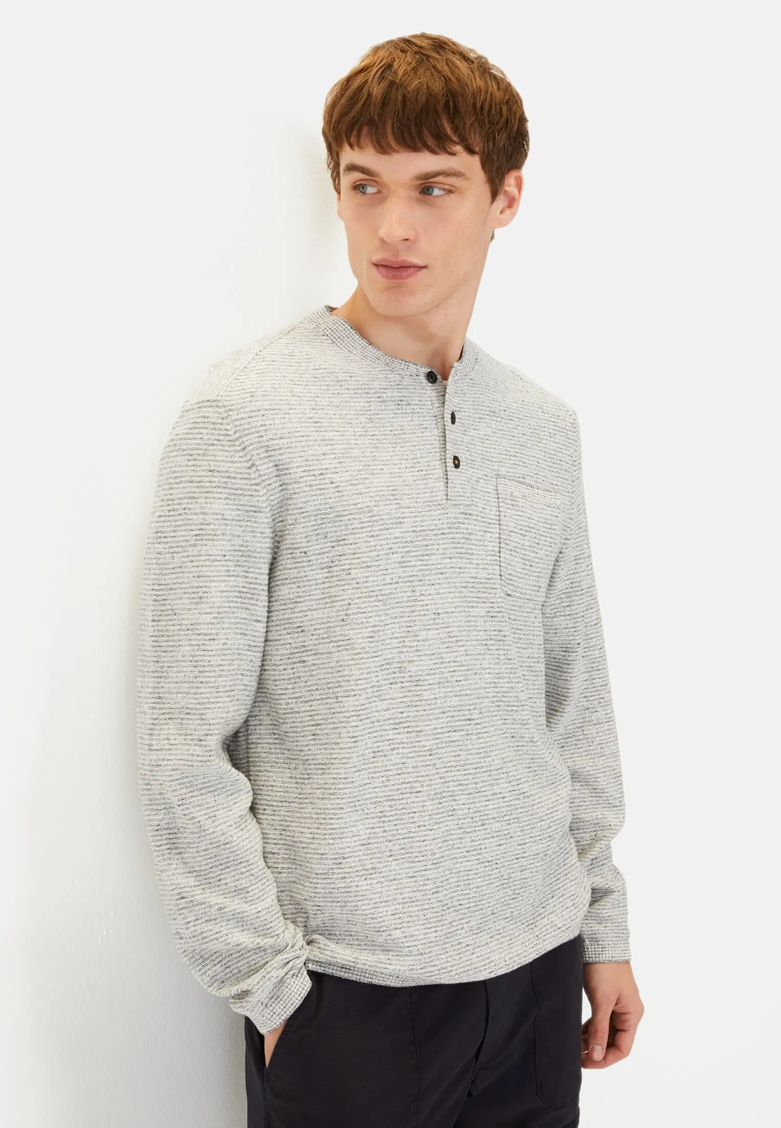 Men Henley long-sleeve shirt made from a cotton blend Grey worn front