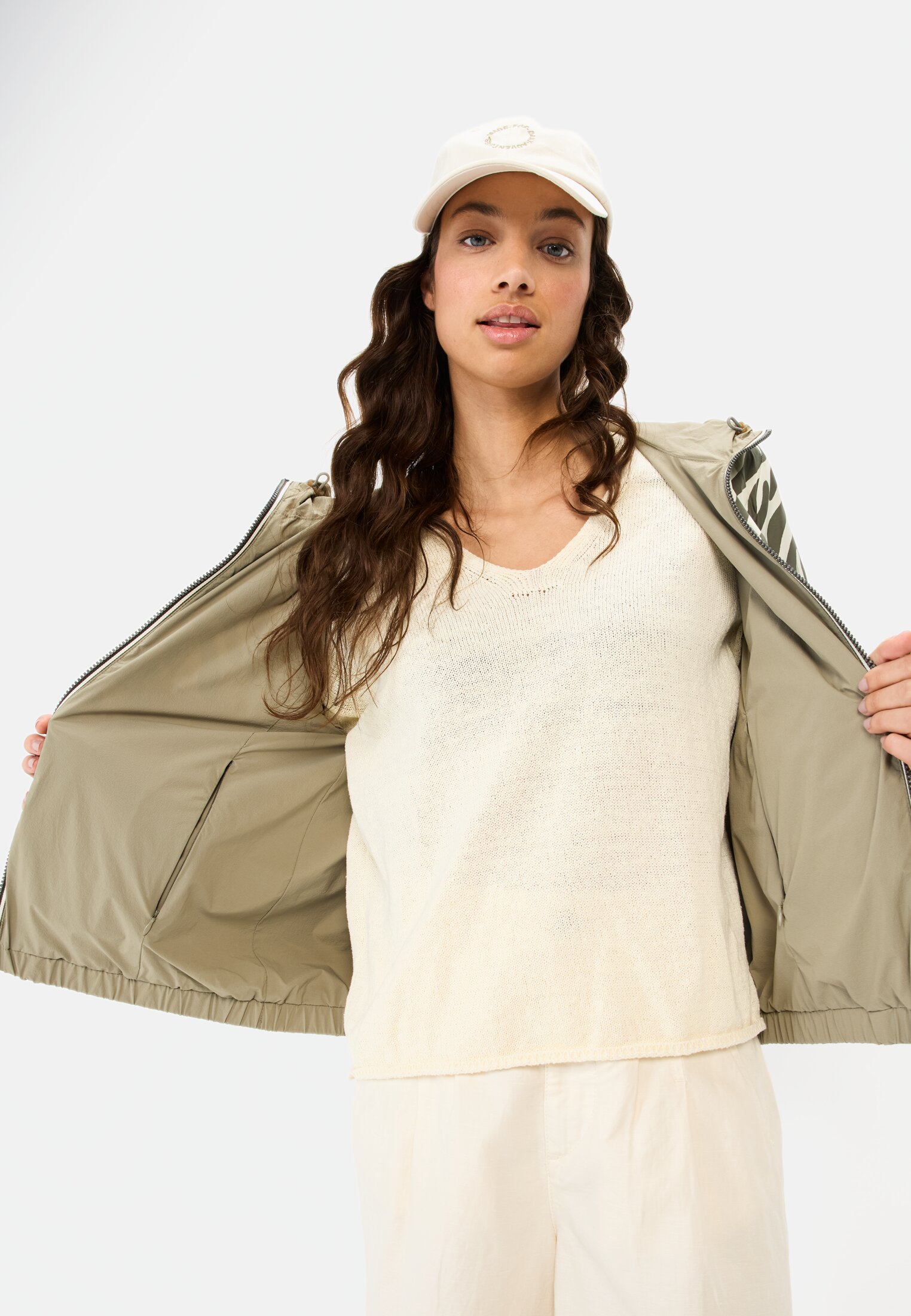 Damen Wendejacke mit Allover-Print und unifarbener Seite Salbei getragen emotional