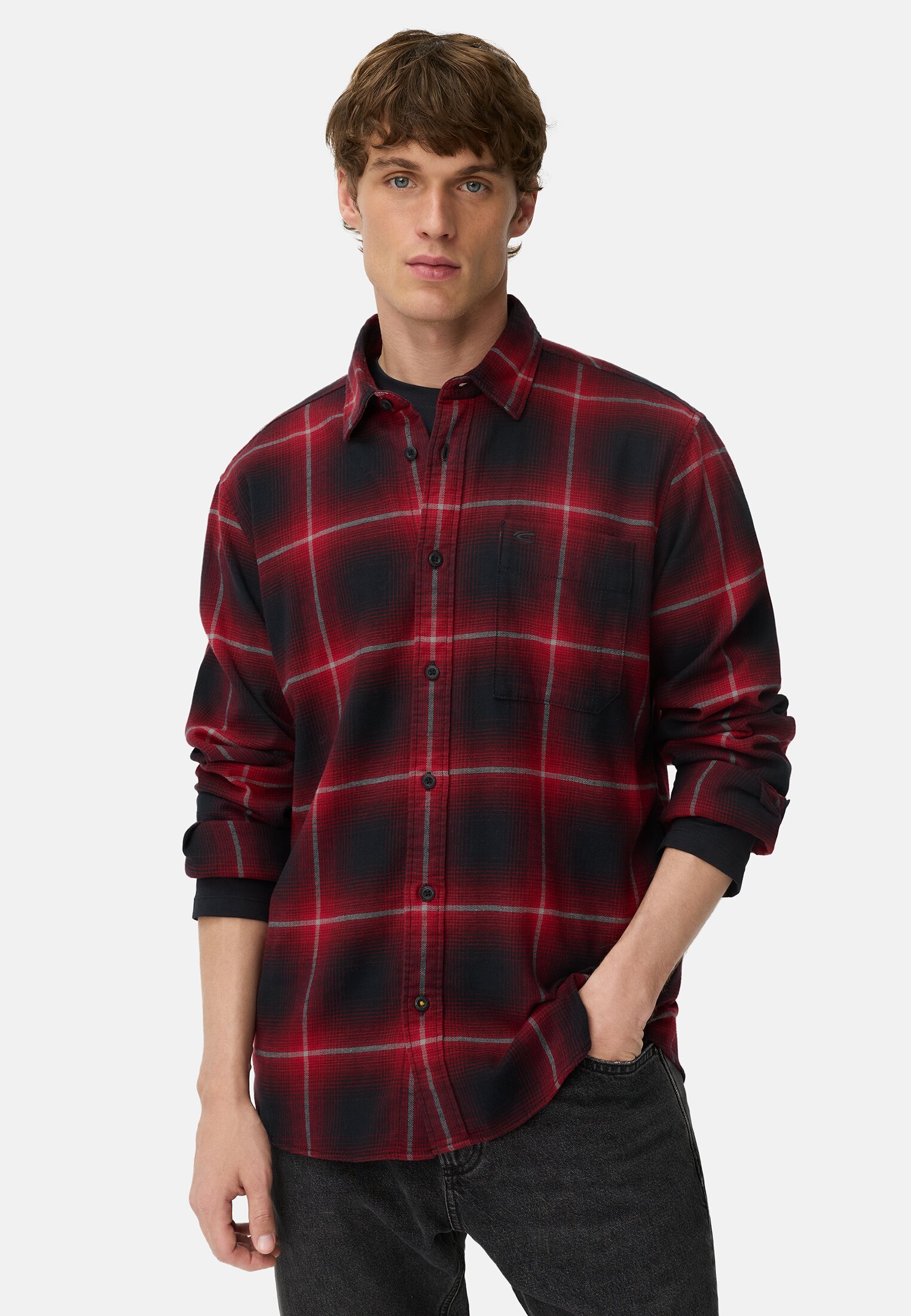 Herren fleXXXactive® Langarmhemd aus leichtem Flanell Rot Schwarz getragen vorn