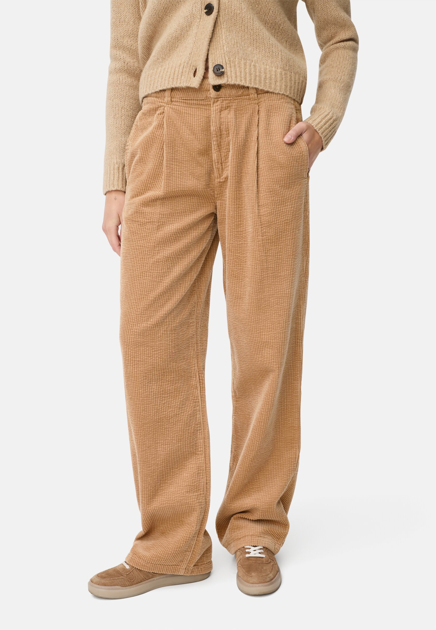 Women Relaxed fit chino trousers made of cotton Caramel worn front