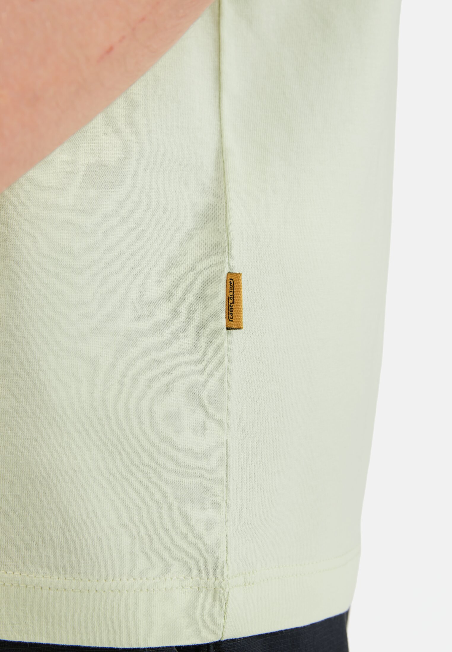 Herren Basic T-Shirt aus reiner Baumwolle Hellgrün getragen detailliert nah