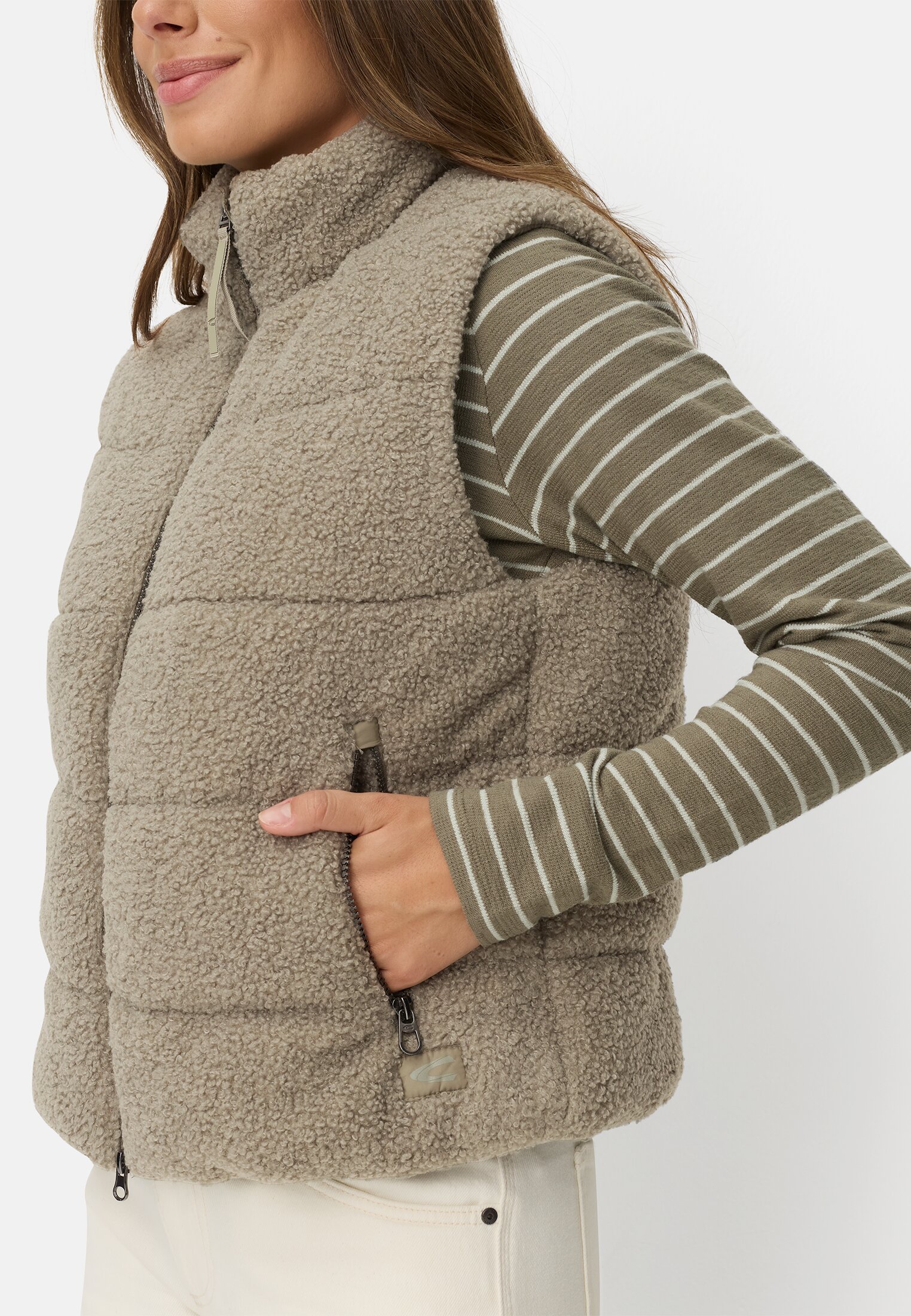 Vrouwen Teddybodywarmer met ritszakken Bruin gedragen detail dichtbij
