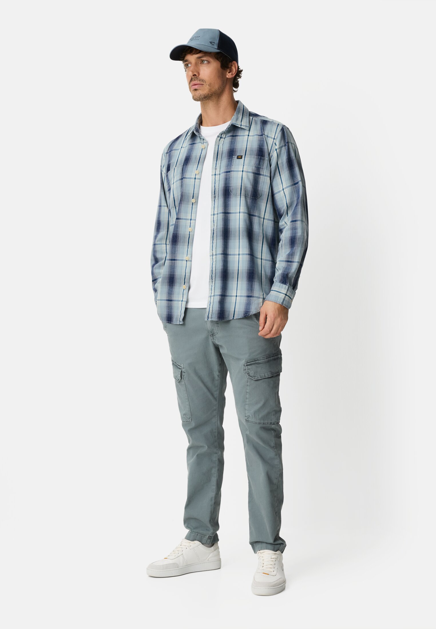 Heren Overhemd met lange mouwen en borstzakje Lichtblauw gedragen voor lichaam compleet 