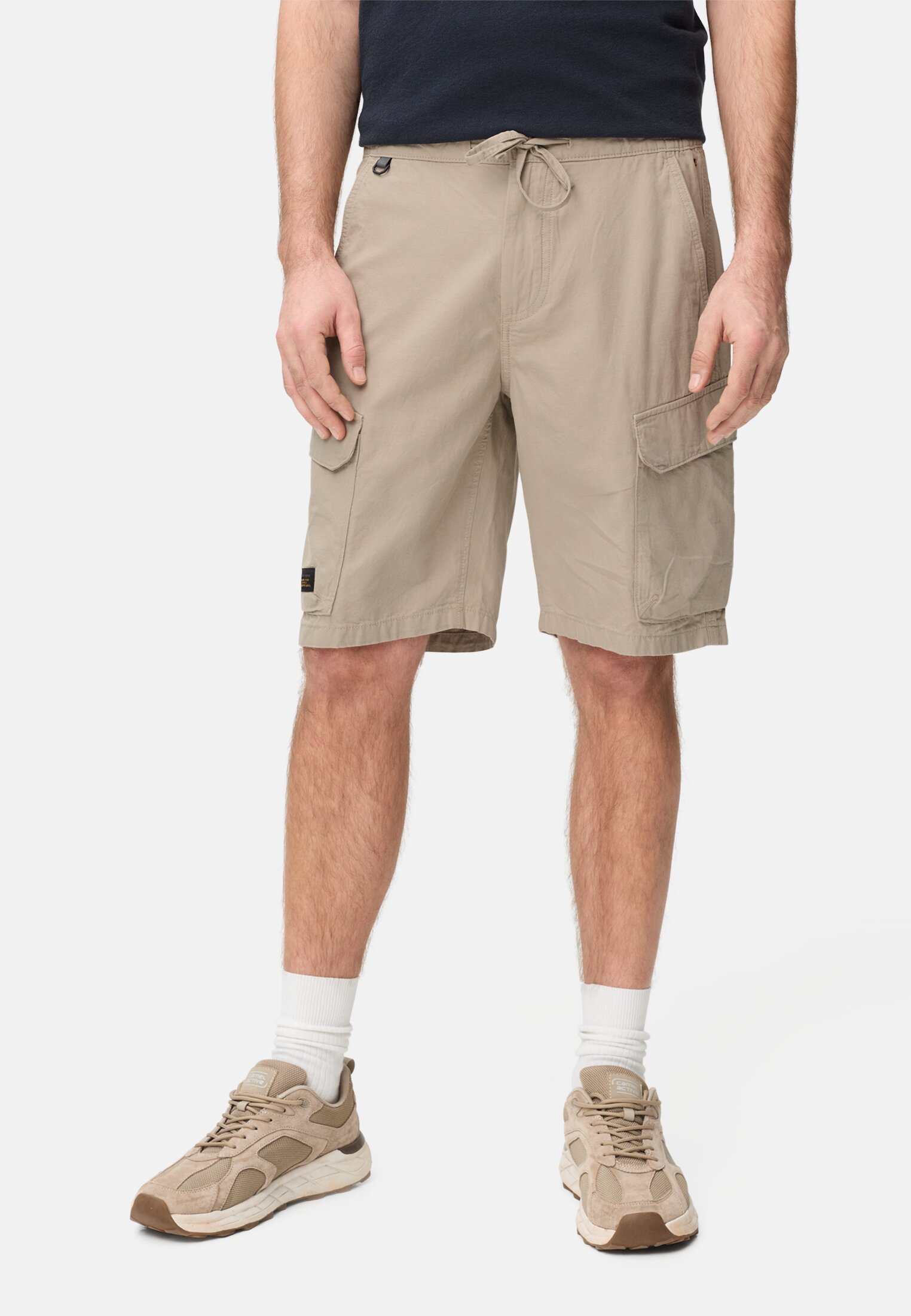 Herren Cargo Shorts mit Tunnelzug Beige getragen vorn