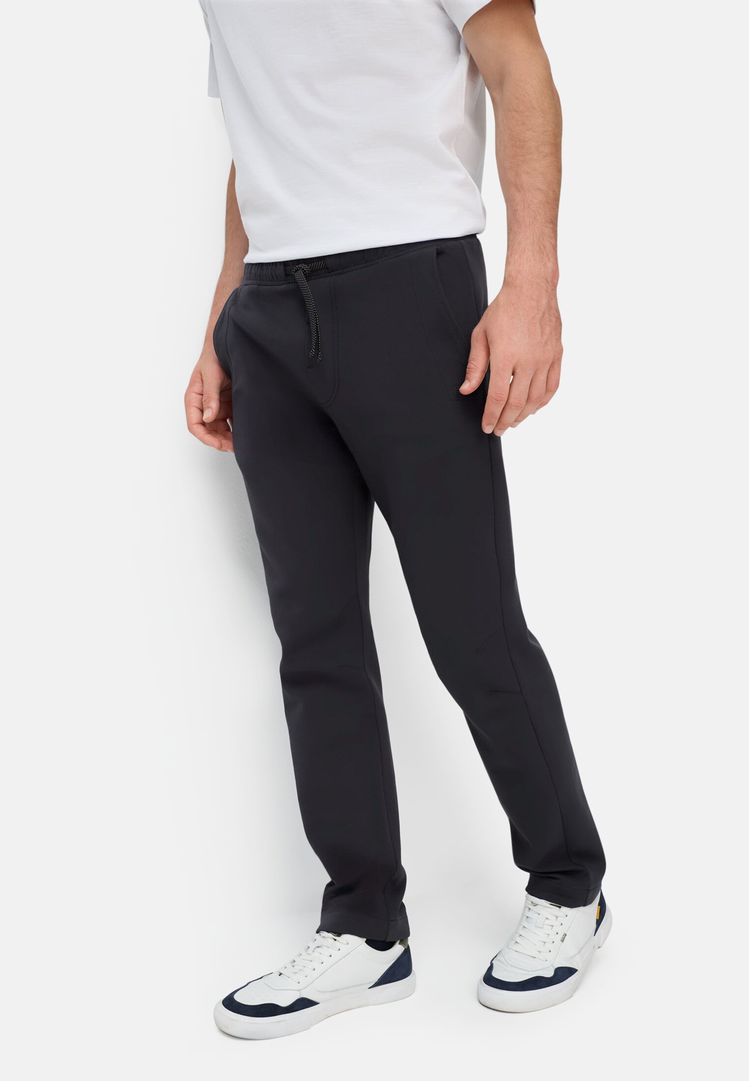 Heren fleXXXactive® Chino regular fit Marineblauw gedragen emotional 