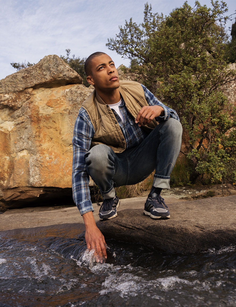 camel active - How to style check patterns - Mann kniet aus Stein neben Wasser
