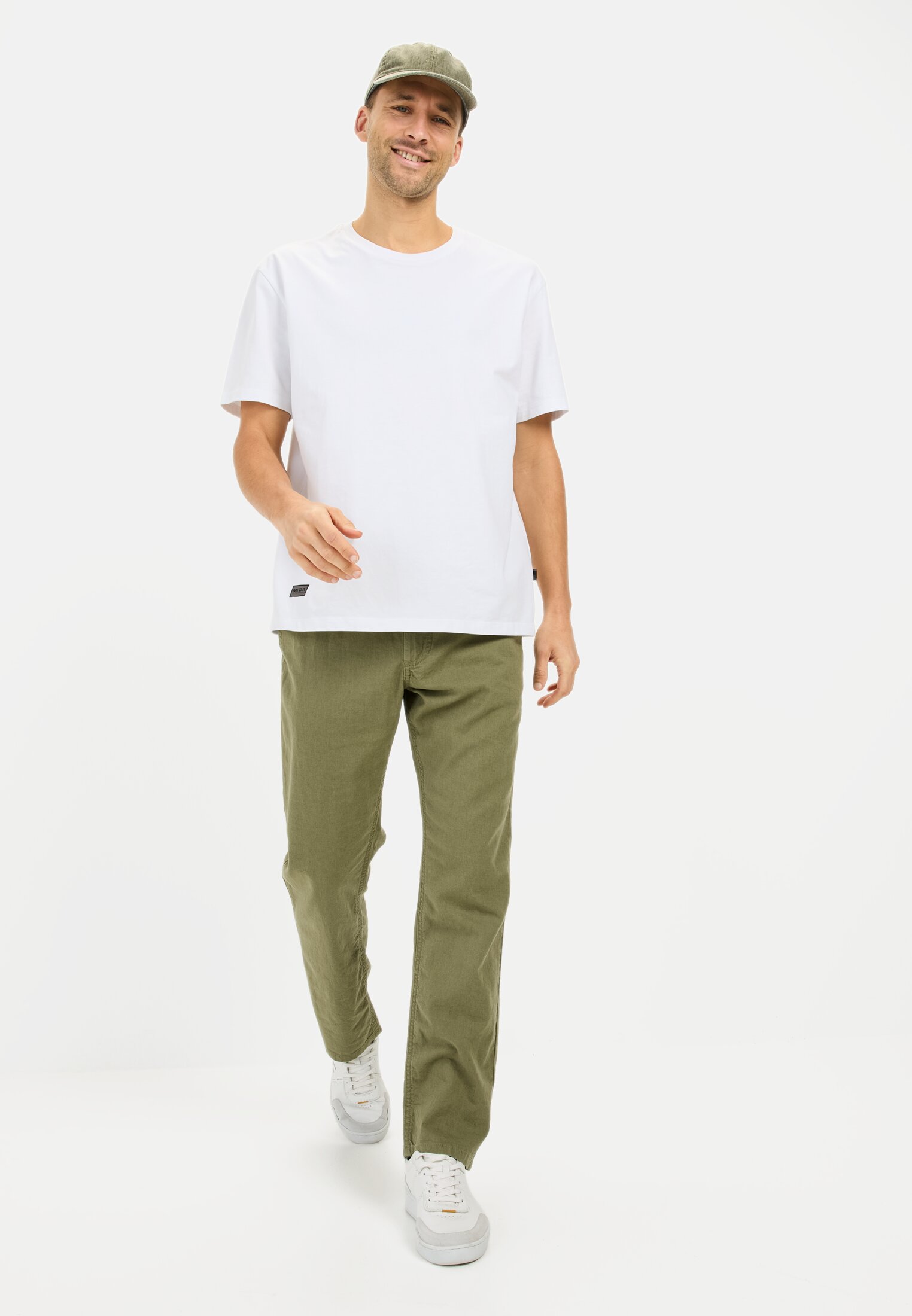 MI_77X06-5F84-34_M3-00 Men Chino trousers with drawstring made from a linen blend Dark Green worn front full body