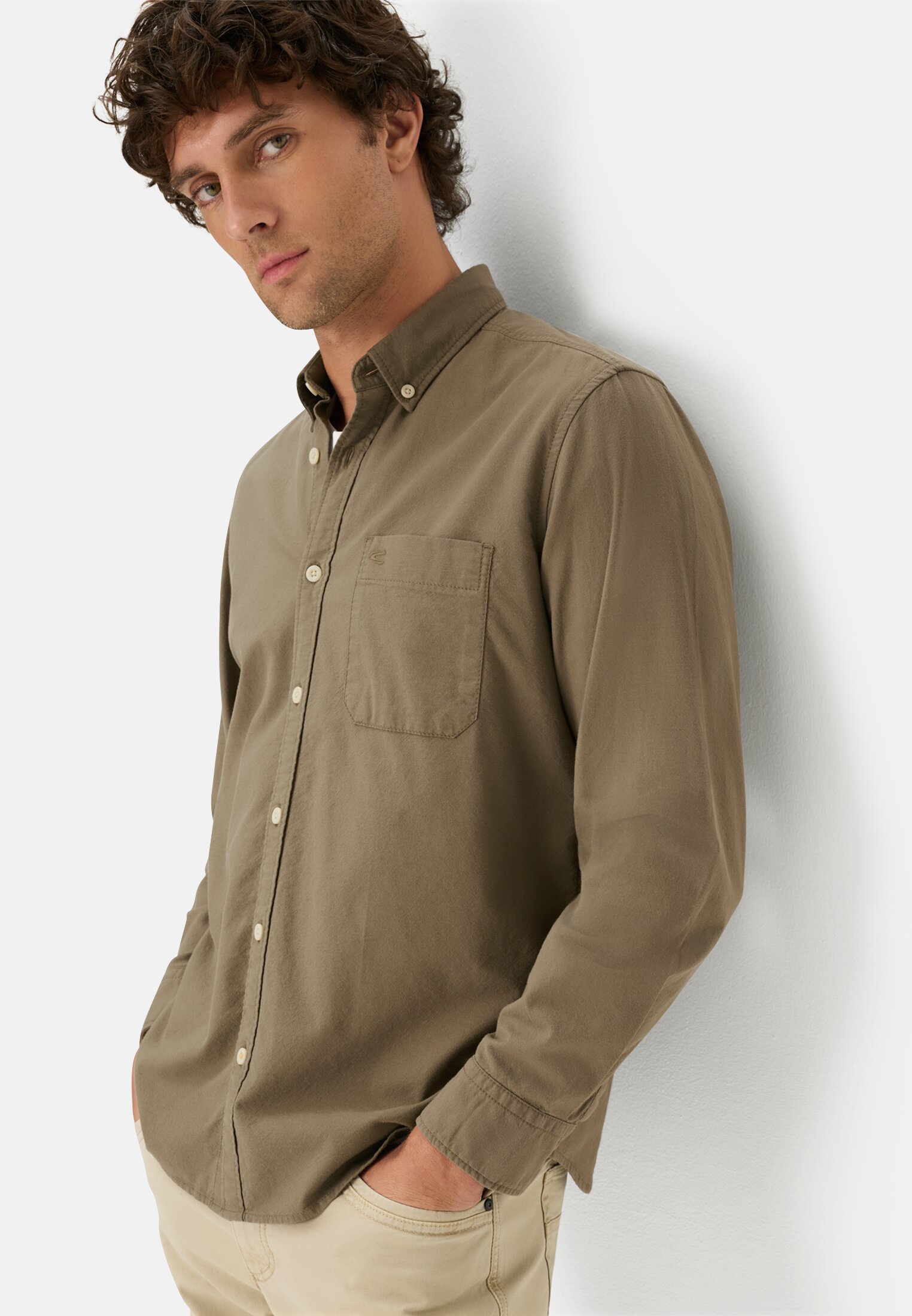 Herren Langarmhemd mit Brusttasche Olivgrün getragen emotional