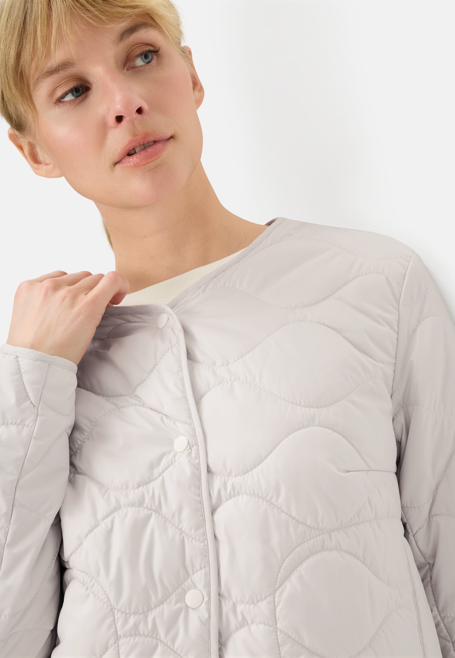 Damen Blouson mit Druckknopfleiste Perlweiß getragen detailliert nah