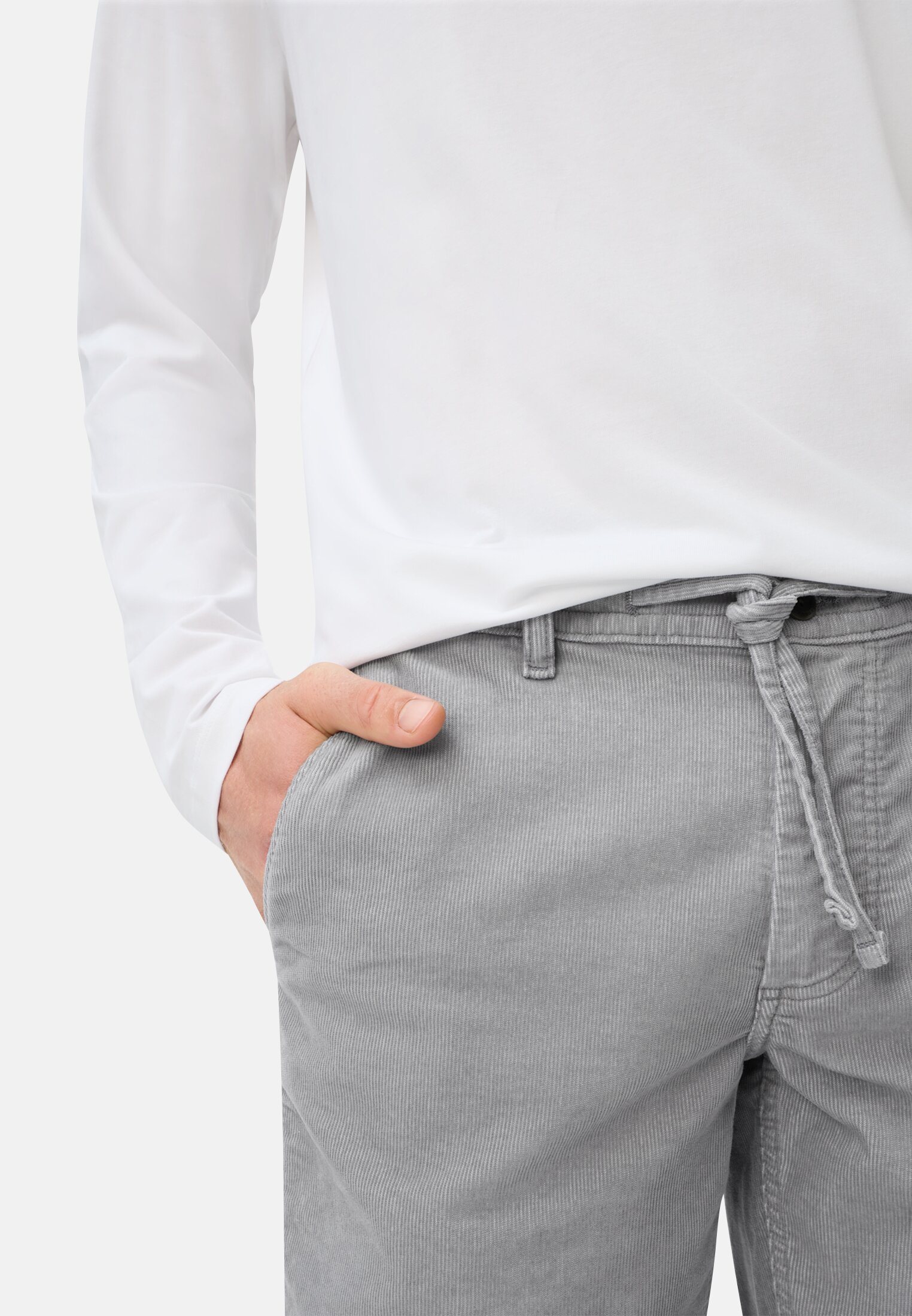 Men Relaxed fit shorts in cotton-polyester blend Ink blue worn detail close