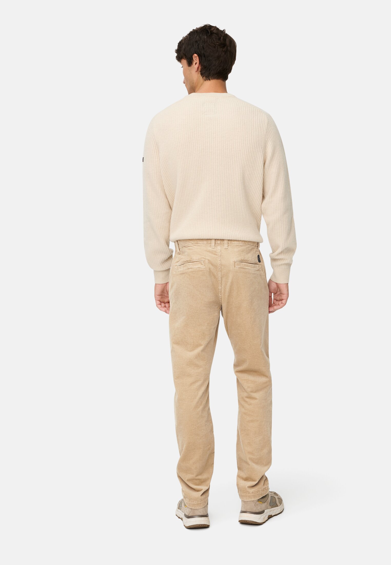 Herren Regular Fit Chino Hose aus Cord Beige getragen hinten