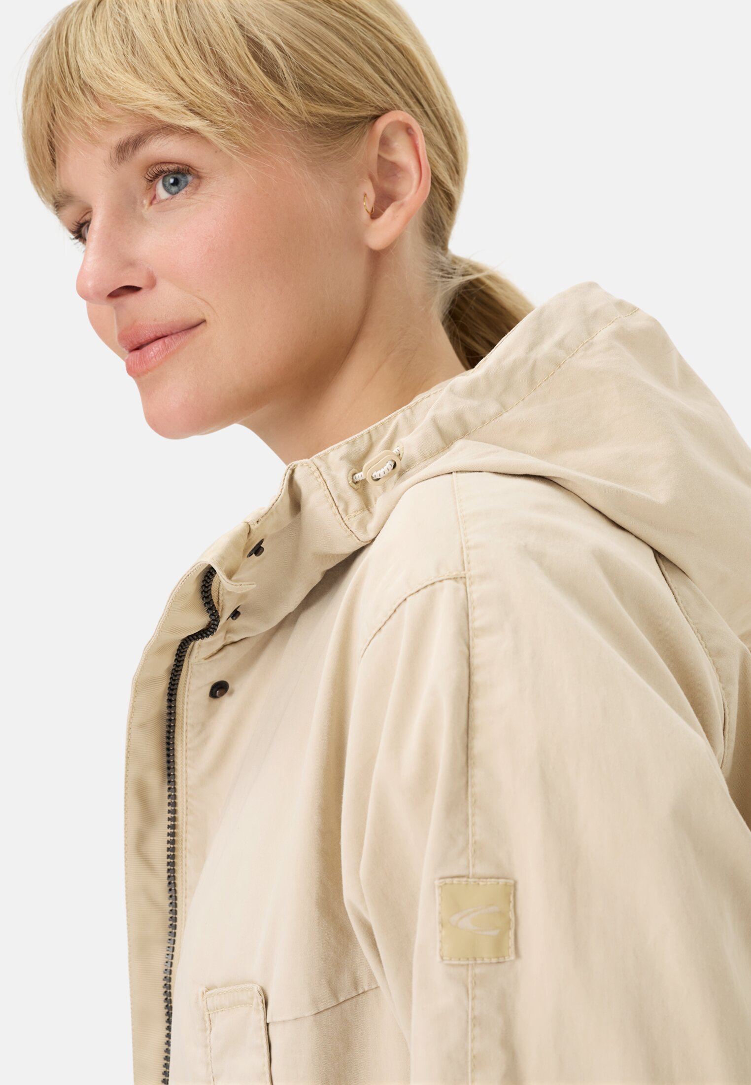 Vrouwen Mantel met verstelbare capuchon Zand gedragen detail dichtbij