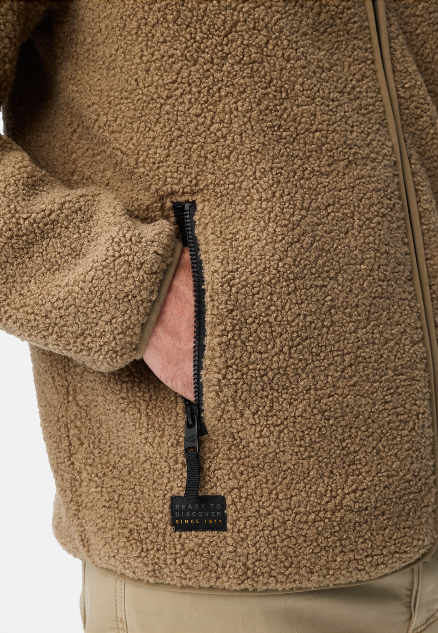 Herren Fleecejacke mit Reißverschlussseitentaschen Sepiabraun getragen detailliert nah