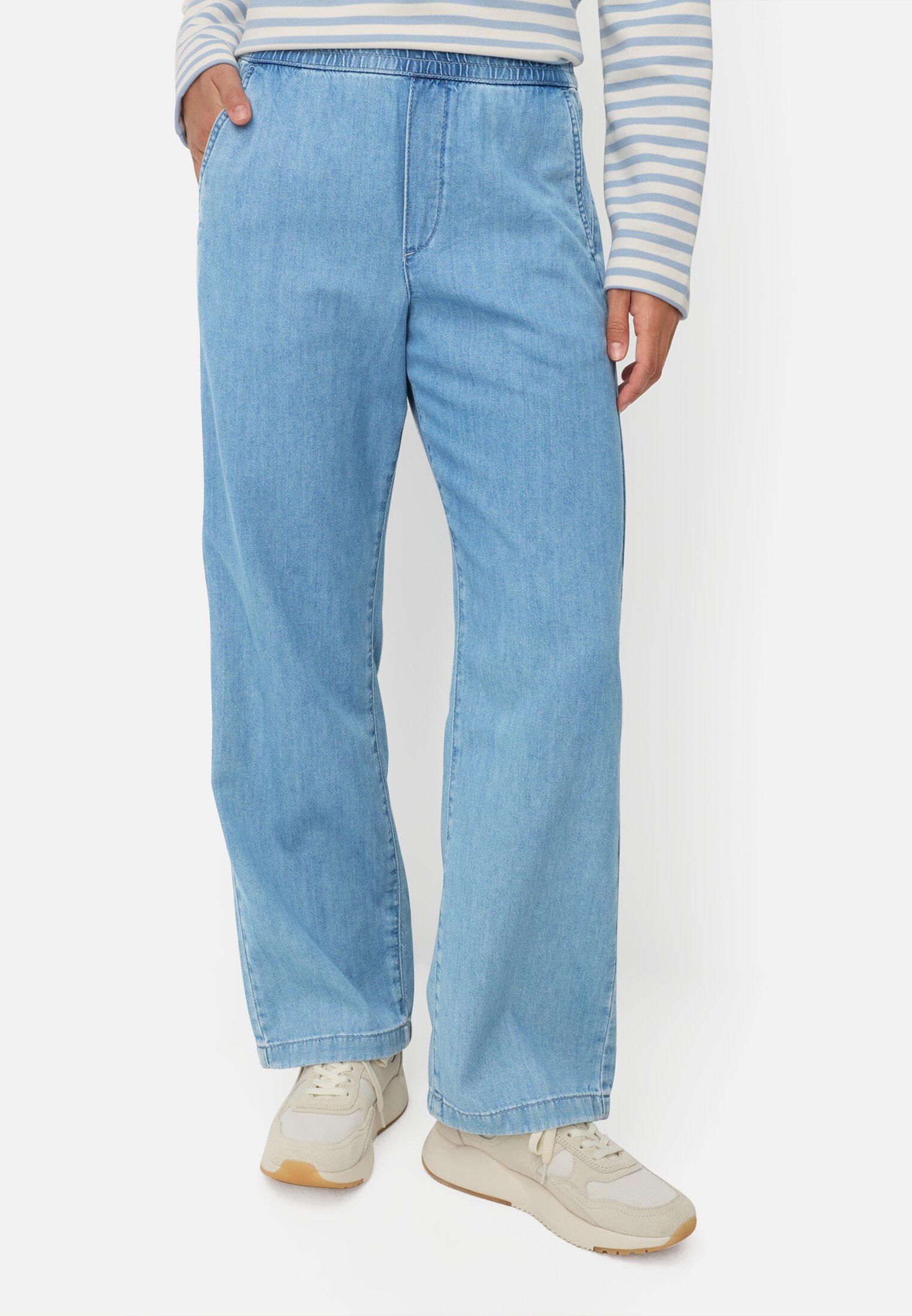 Damen Denim Hose aus einem Baumwollmix Hellblau getragen vorn