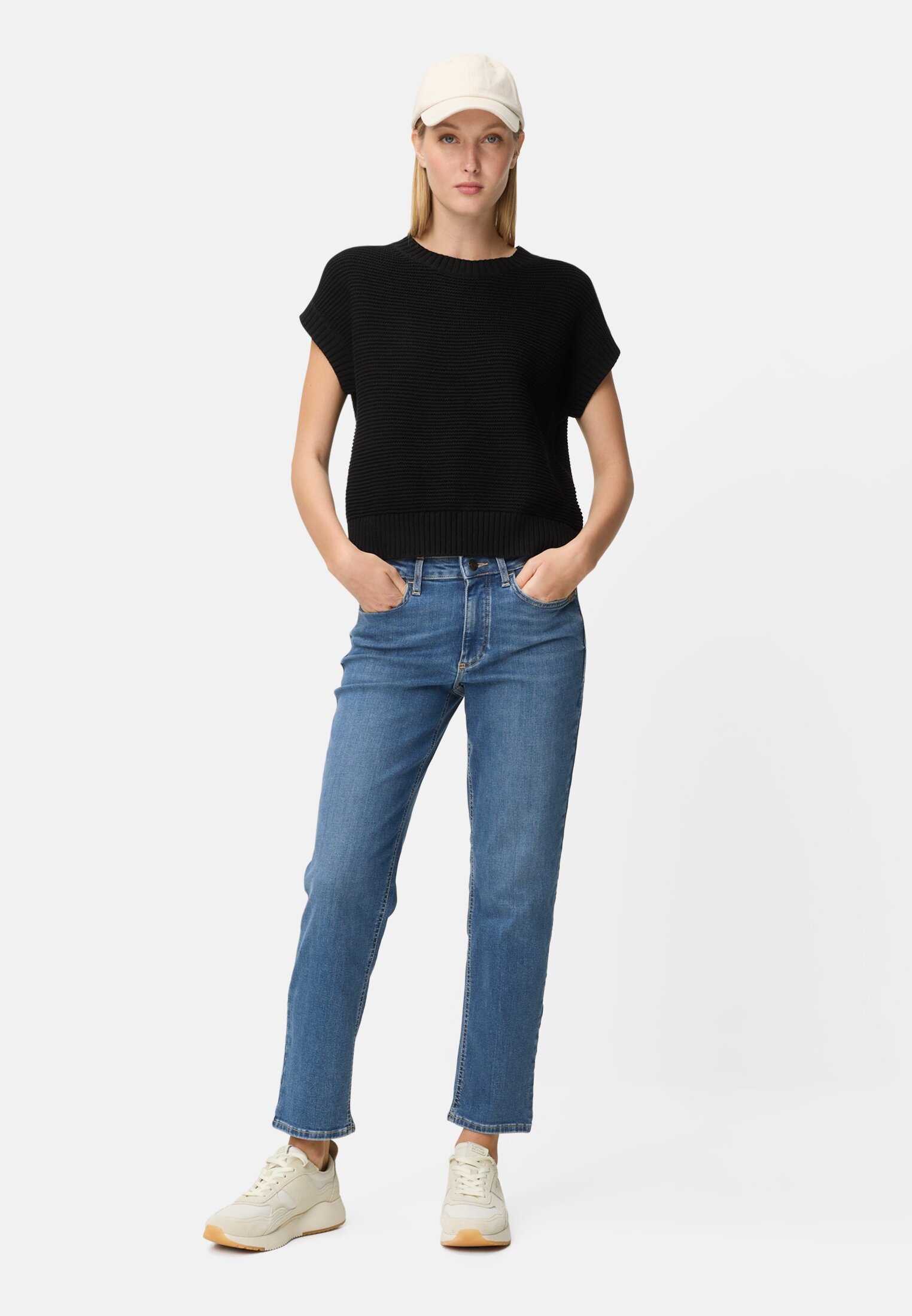 Damen 5 Pocket Straight Fit Jeans Mittelblau getragen vorne Ganzkörper
