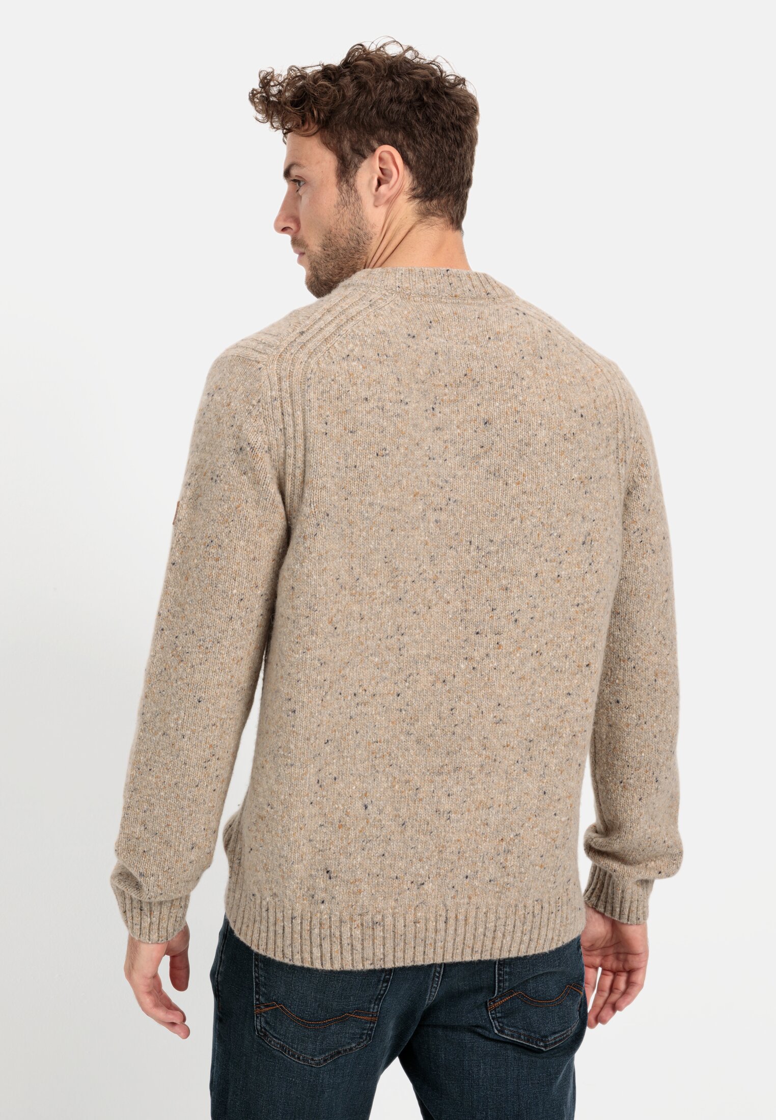 Herren Strickpullover aus Merinowolle Beige getragen hinten