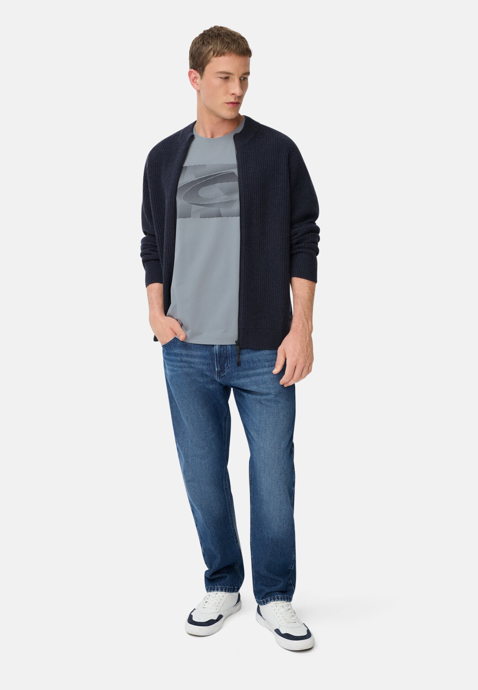 Herren T-Shirt mit Quick Dry Funktion Steinblau getragen vorne Ganzkörper