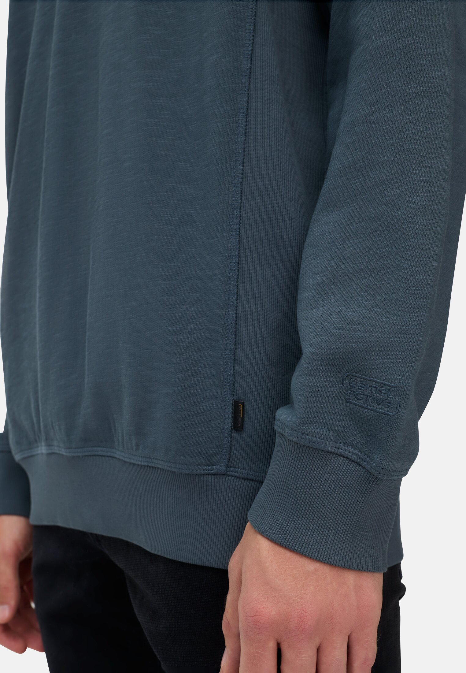 Herren Sweatshirt aus reiner Baumwolle mit Raglanärmeln Tintenblau getragen detailliert nah