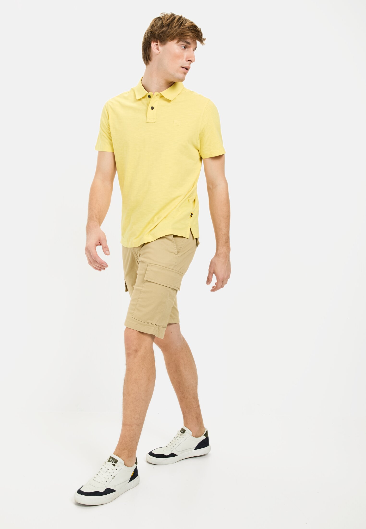MI_09920-5P08-62_M3-00 Herren Kurzarm Poloshirt aus Organic Cotton Gelb getragen vorne Ganzkörper