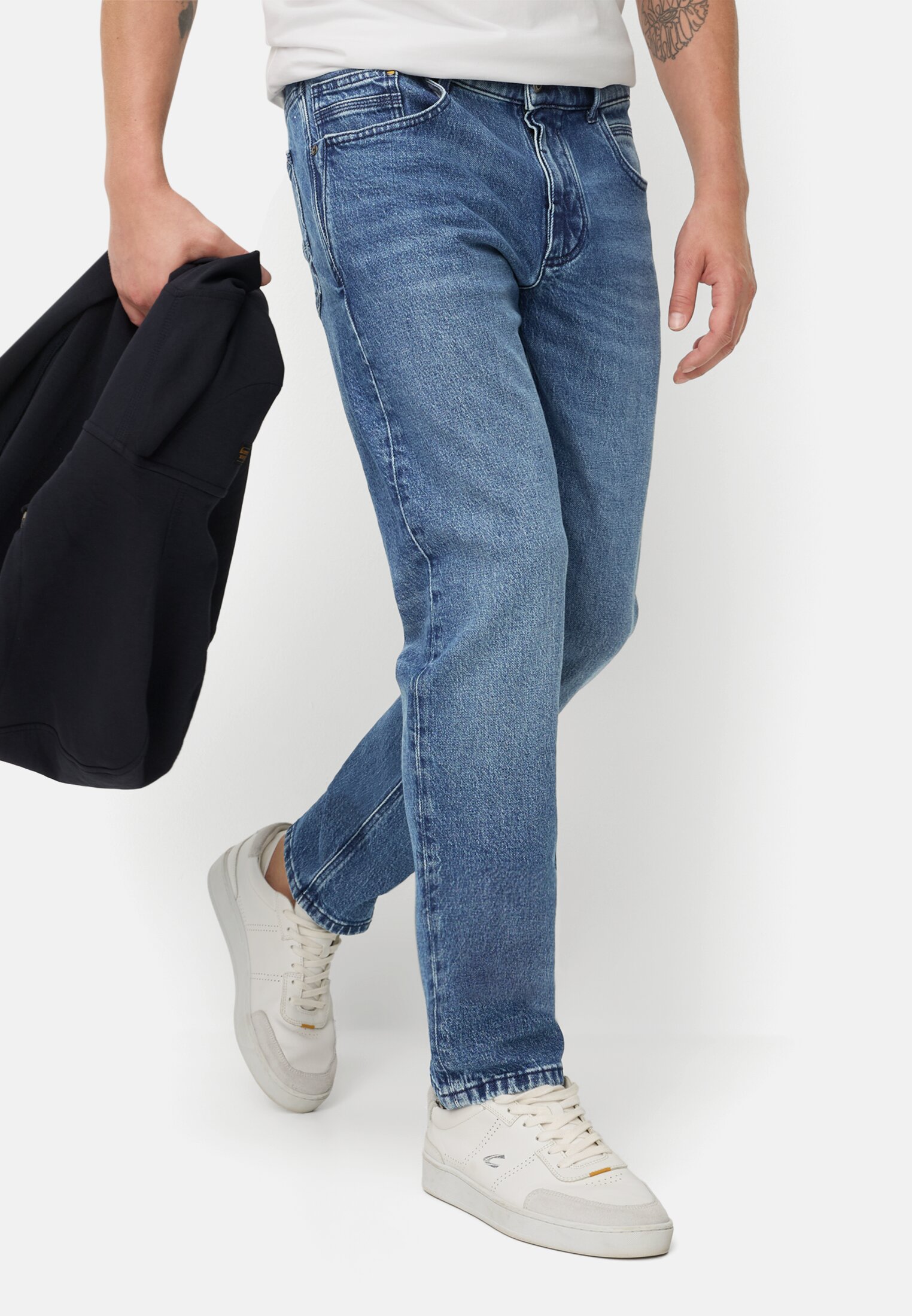 Heren Regular Fit Jeans met 2-weg stretch gedragen emotional