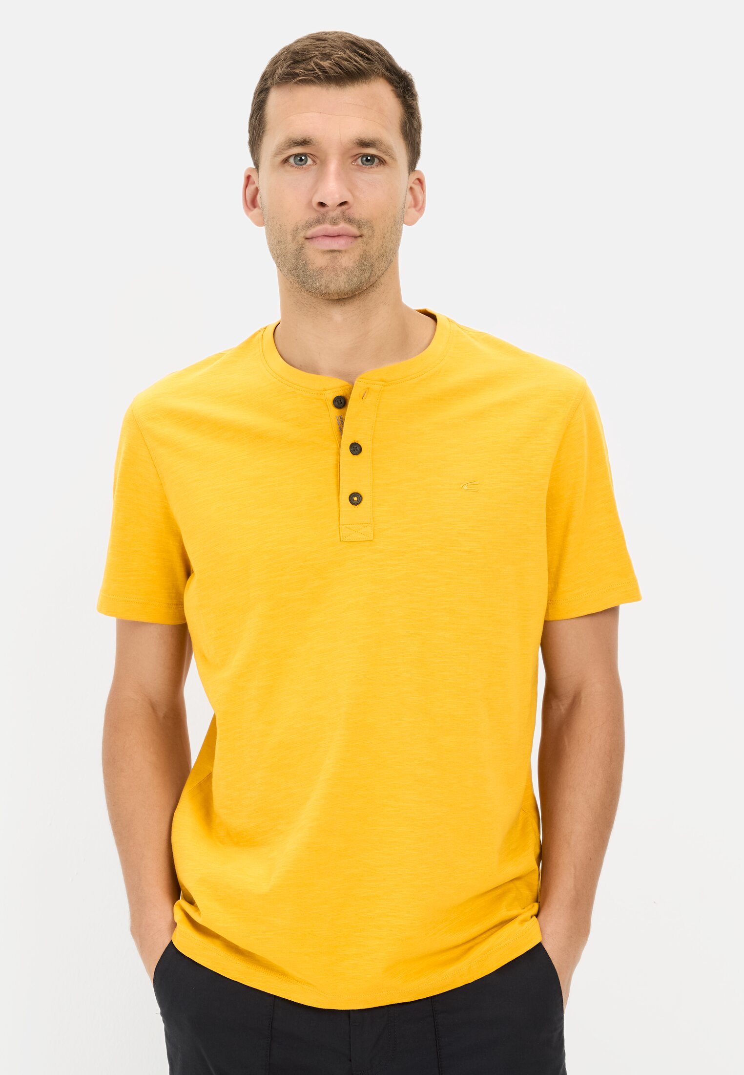 Herren Kurzarm Henley aus Organic Cotton Gelb getragen vorn