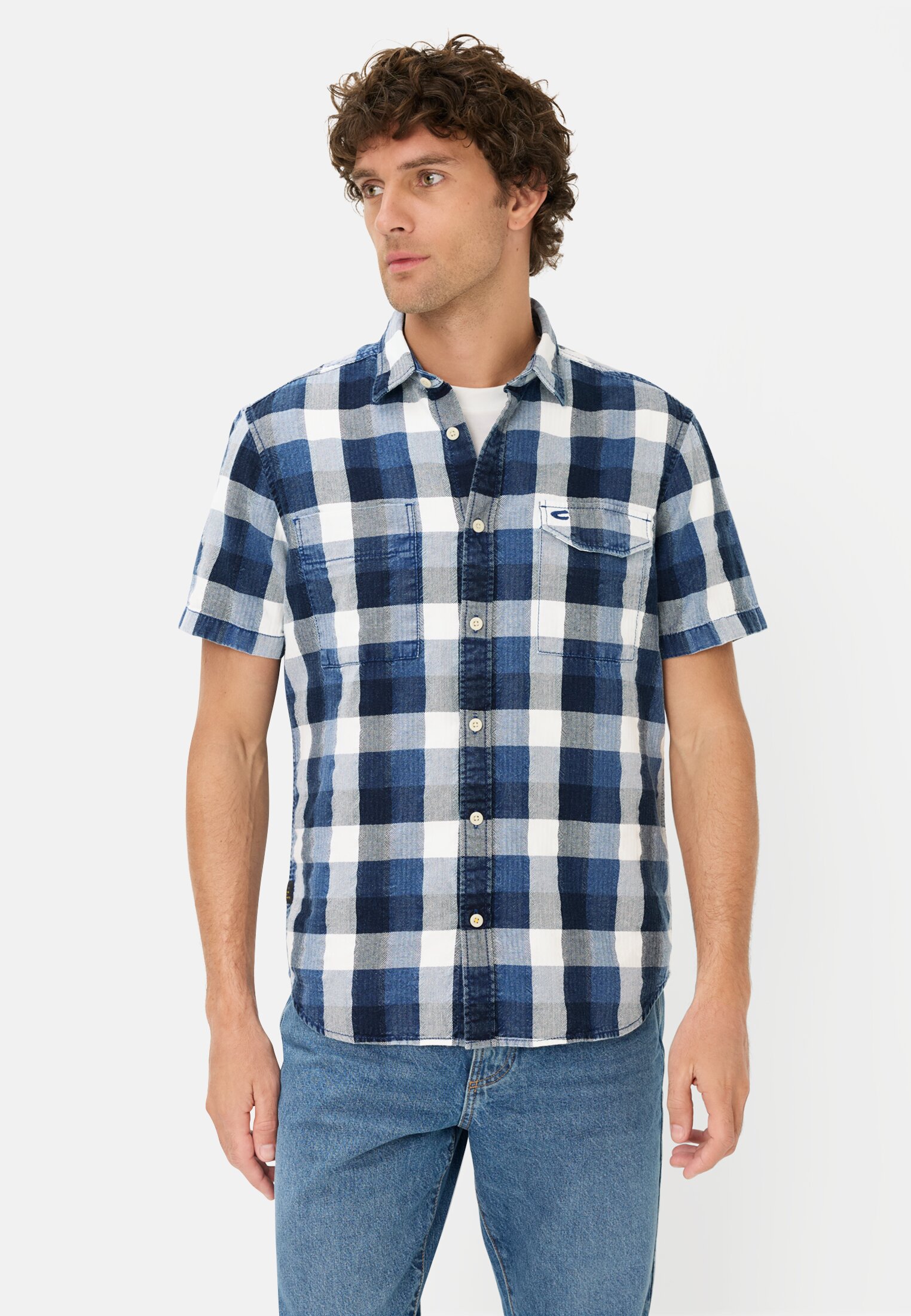 Herren Kurzarmhemd mit Brusttaschen Indigoblau getragen vorn