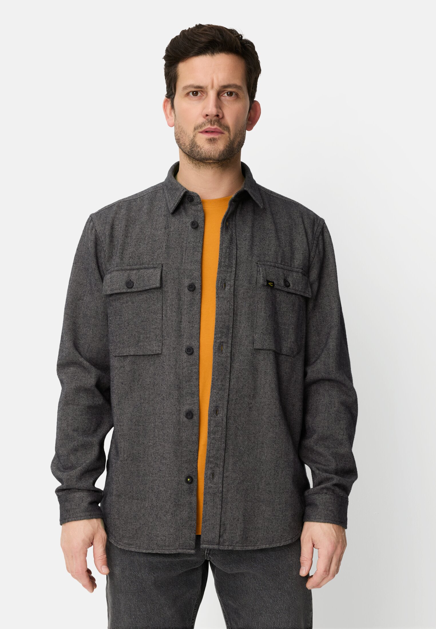 Herren Langarmhemd mit Brusttaschen Steingrau getragen vorn