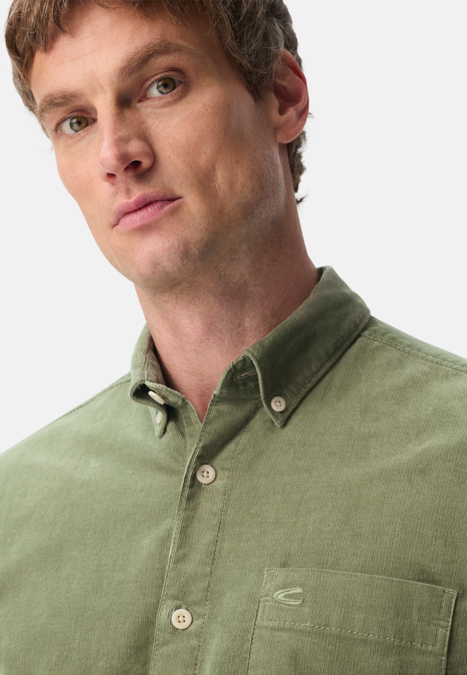 Men Corduroy shirt with 2-way stretch Chlorophyll worn detail close