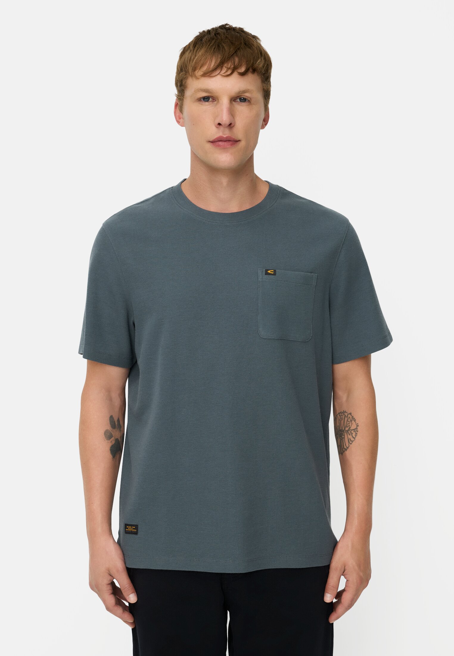 Herren T-Shirt aus Organic Cotton Tintenblau getragen vorn
